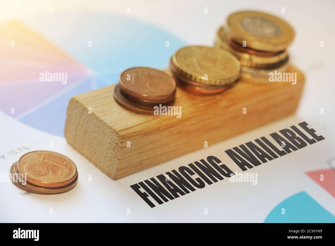 Finanziamento testo disponibile parole sul rapporto di affari e pillole di monete che ricordano diagramma crescente. Profitto e sponsorizzazione o raccolta fondi aziendali Foto Stock