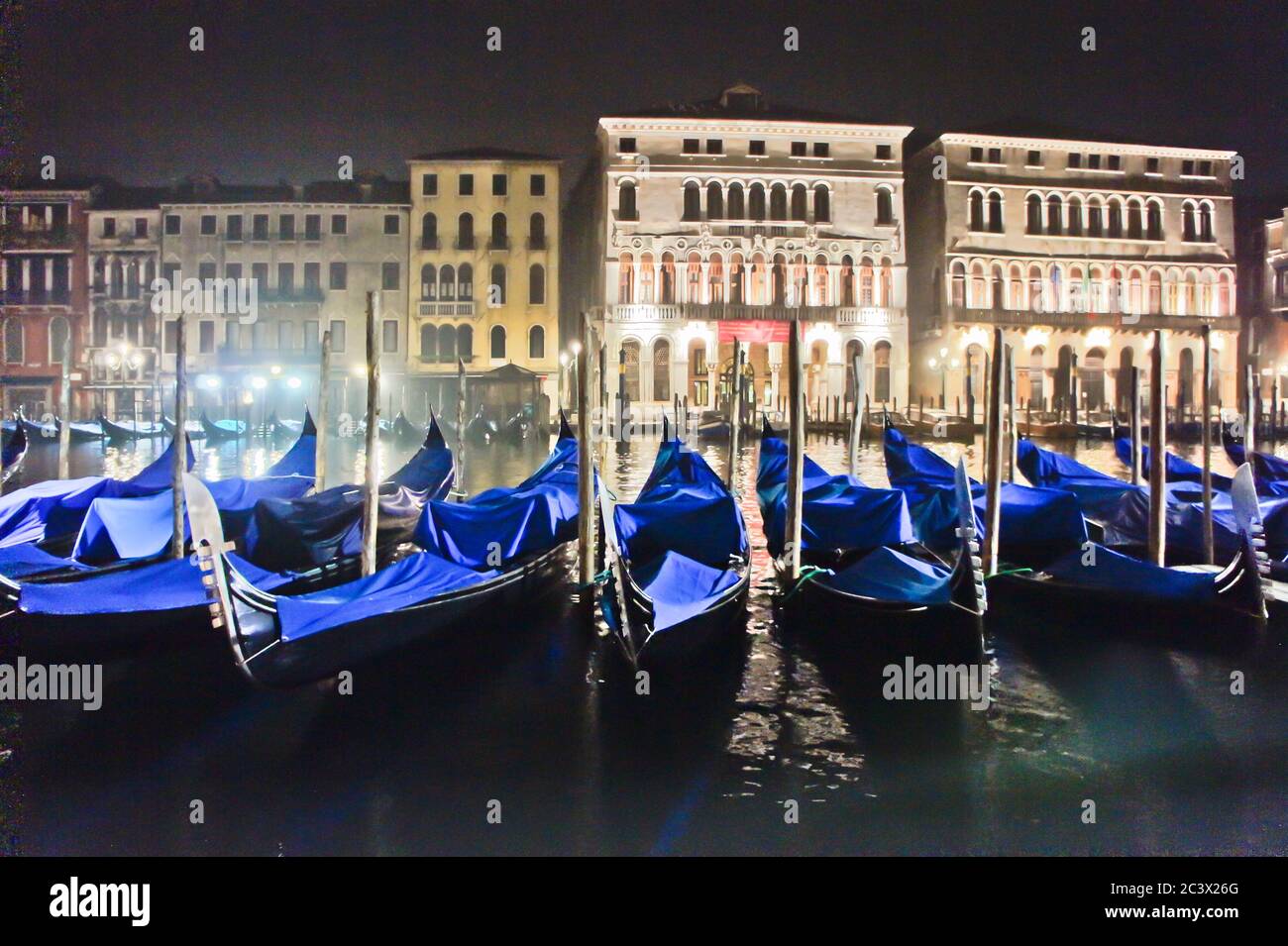 Vista sul Canal Grande della città vecchia di notte, Venezia, Italia Foto Stock