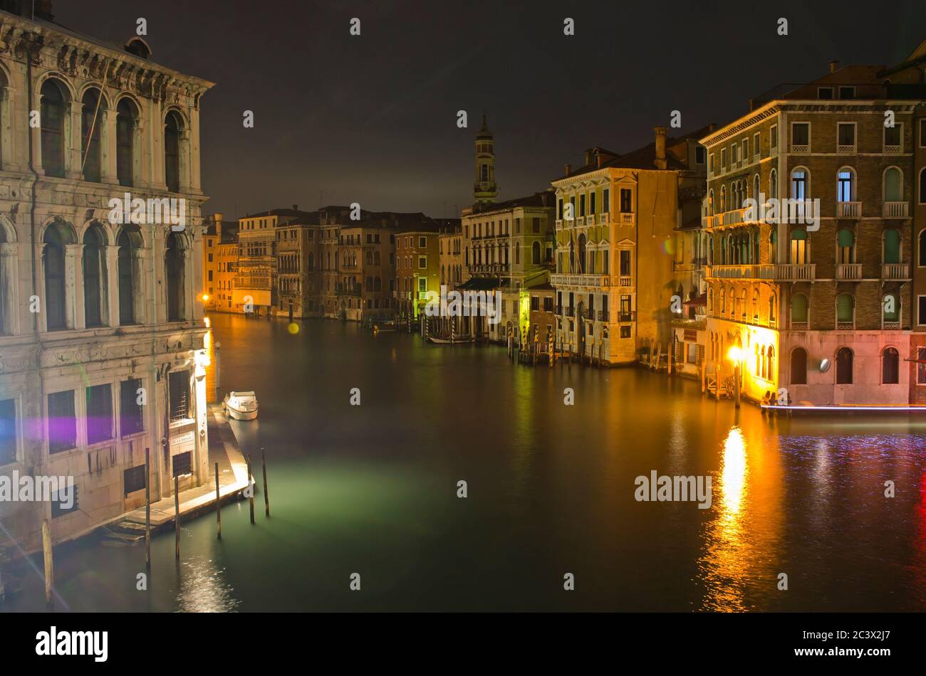 Vista sul Canal Grande della città vecchia di notte, Venezia, Italia Foto Stock