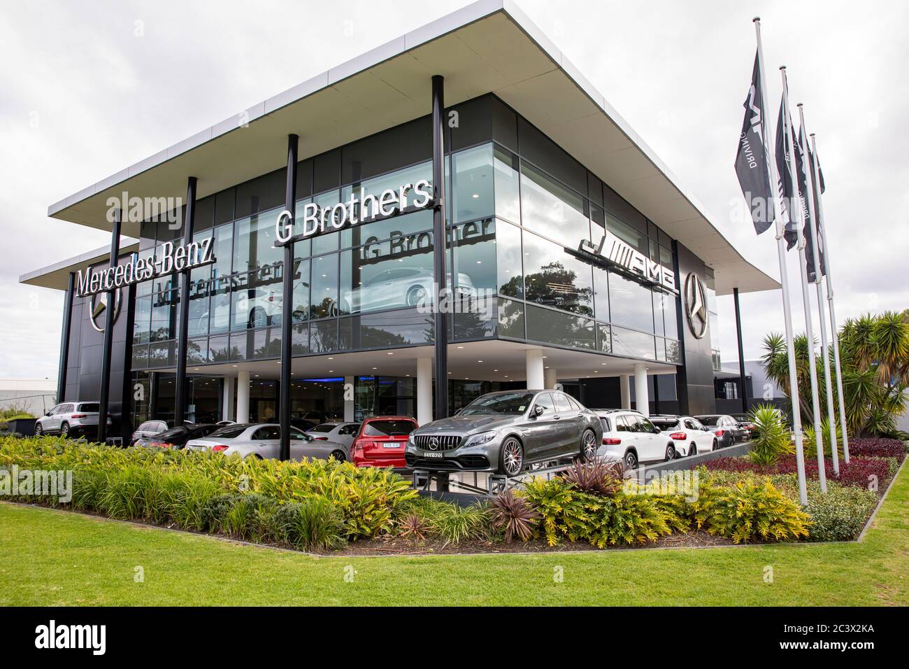 Mercedes benz concessionaria auto in Australia sulle spiagge del nord di Sydney che vende veicoli nuovi e usati di questo produttore automobilistico tedesco Foto Stock
