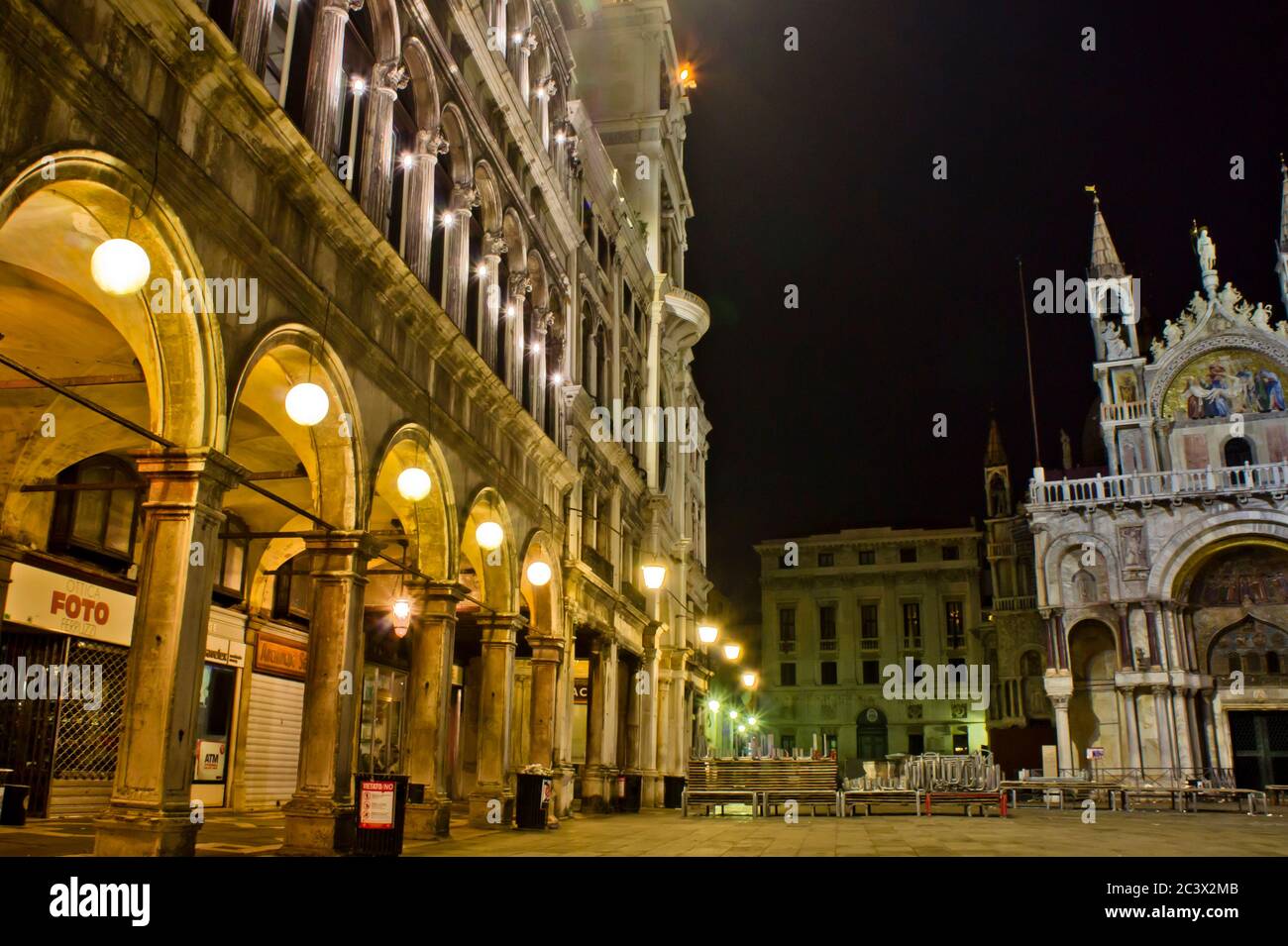 Vista sulla strada della città vecchia, Piazza San Marco di notte, Venezia, Italia Foto Stock