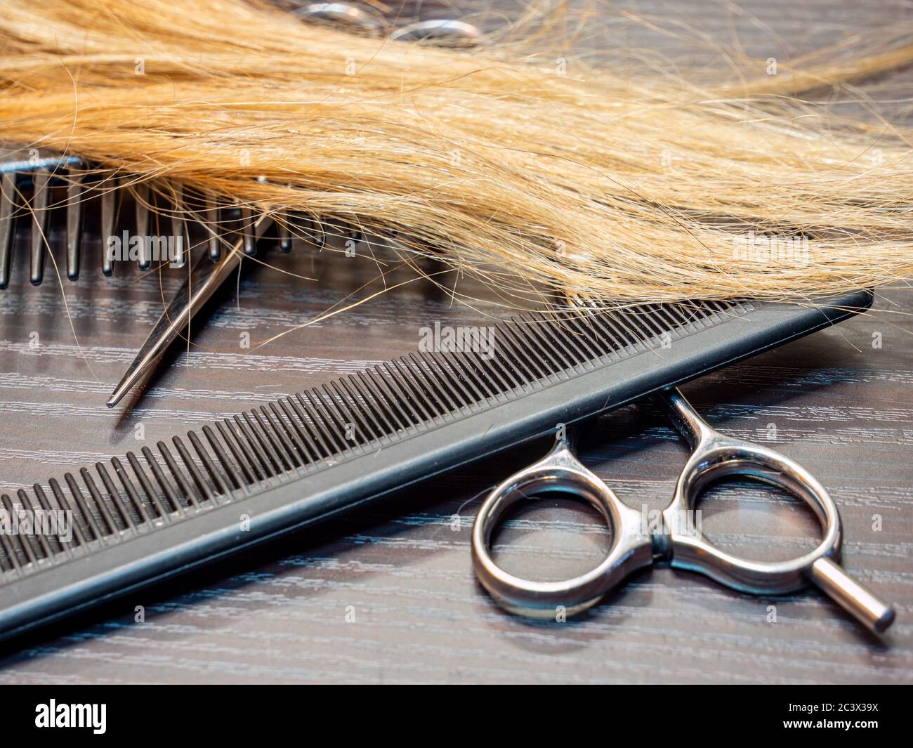 Barbiere con capelli biondi Foto Stock