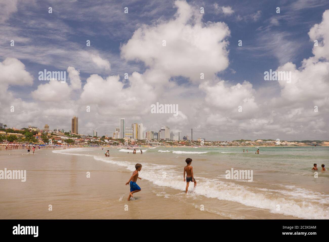 Bambini che giocano alla spiaggia di Natal, Rio Grande do Norte, a nord-est del Brasile. Foto Stock