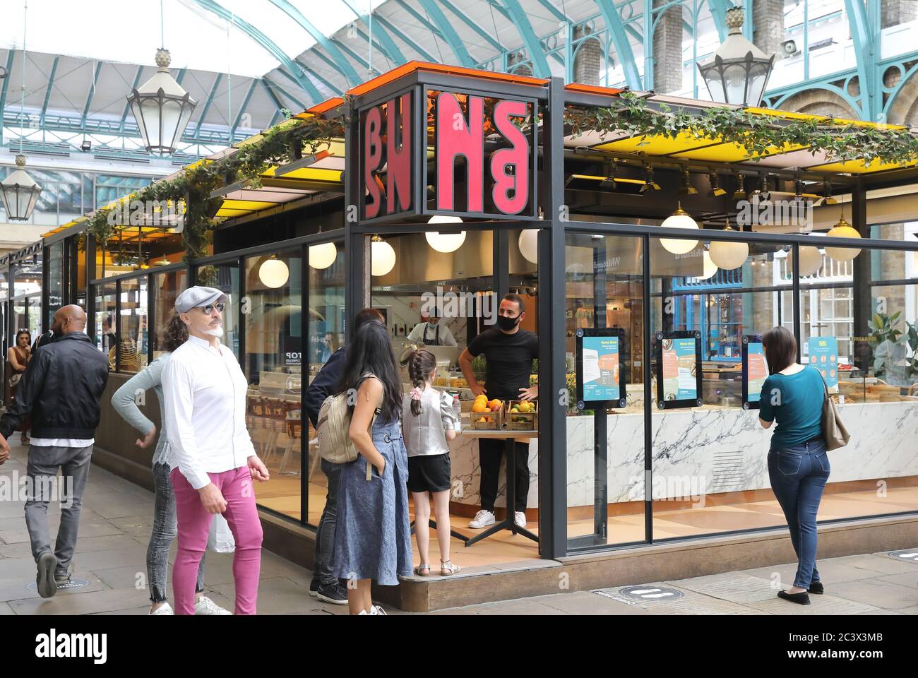 Le imprese si aprono a Covent Garden, come agevolano le restrizioni del coronavirus, a Londra, Regno Unito Foto Stock