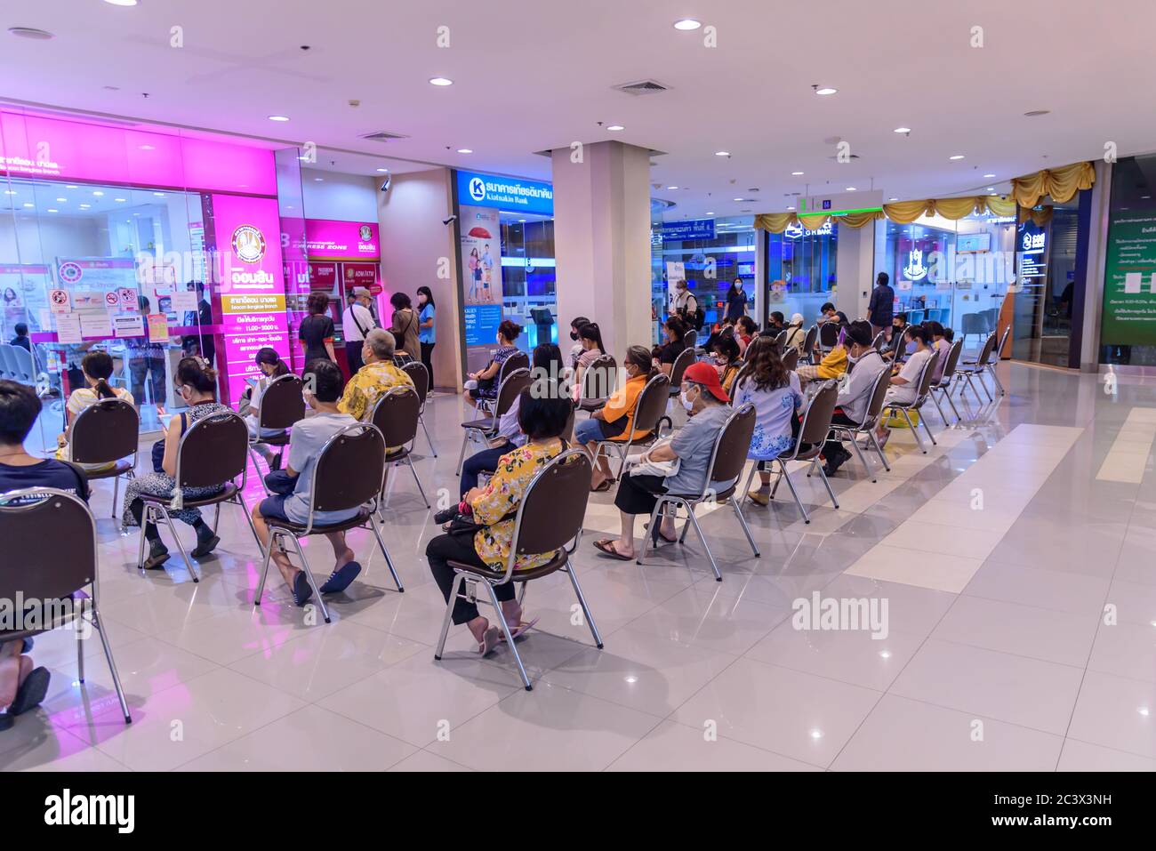 Bangkok , Thailandia - 19 Giugno 2020: Peple seduta con il concetto di distanza sociale per coda di attesa fuori della Banca Foto Stock