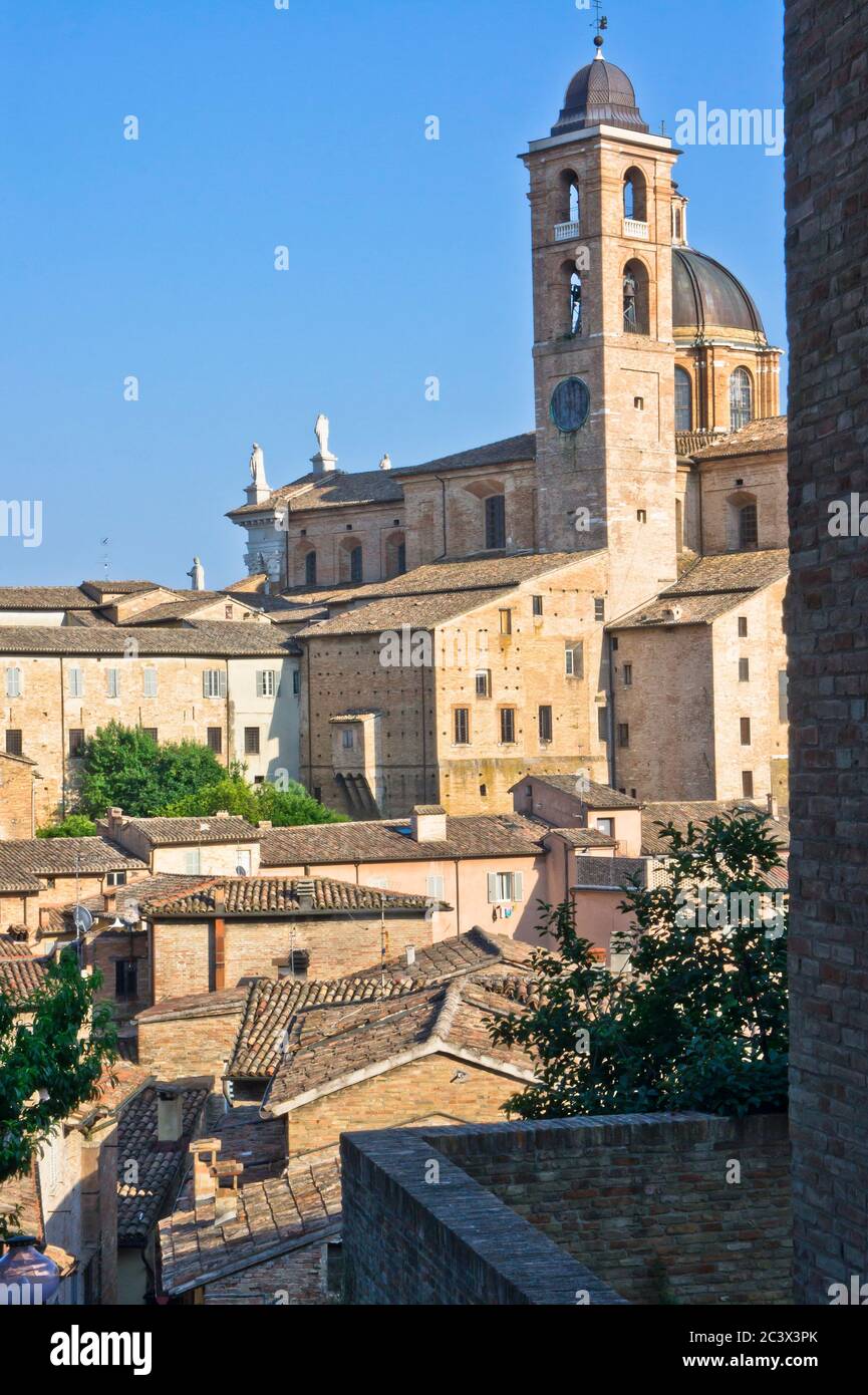 Città vecchia vista strada Urbino, Italia, Europa Foto Stock