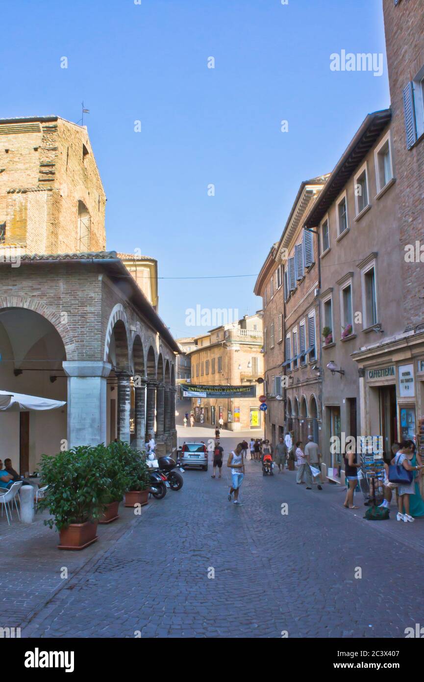 Città vecchia vista strada Urbino, Italia, Europa Foto Stock