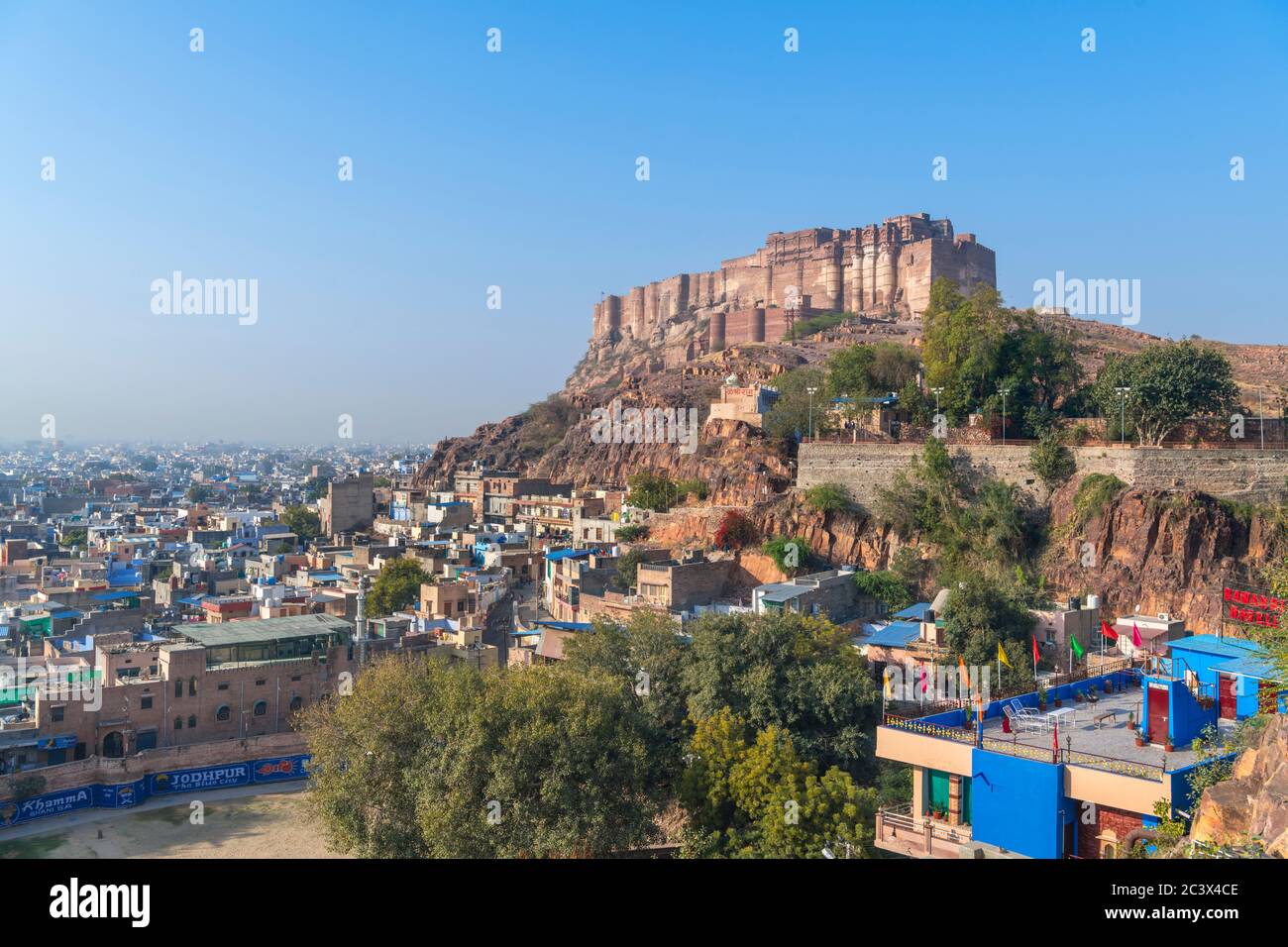 Forte di Mehrangarh che si erge sopra la città di Jodhpur, Rajasthan, India Foto Stock