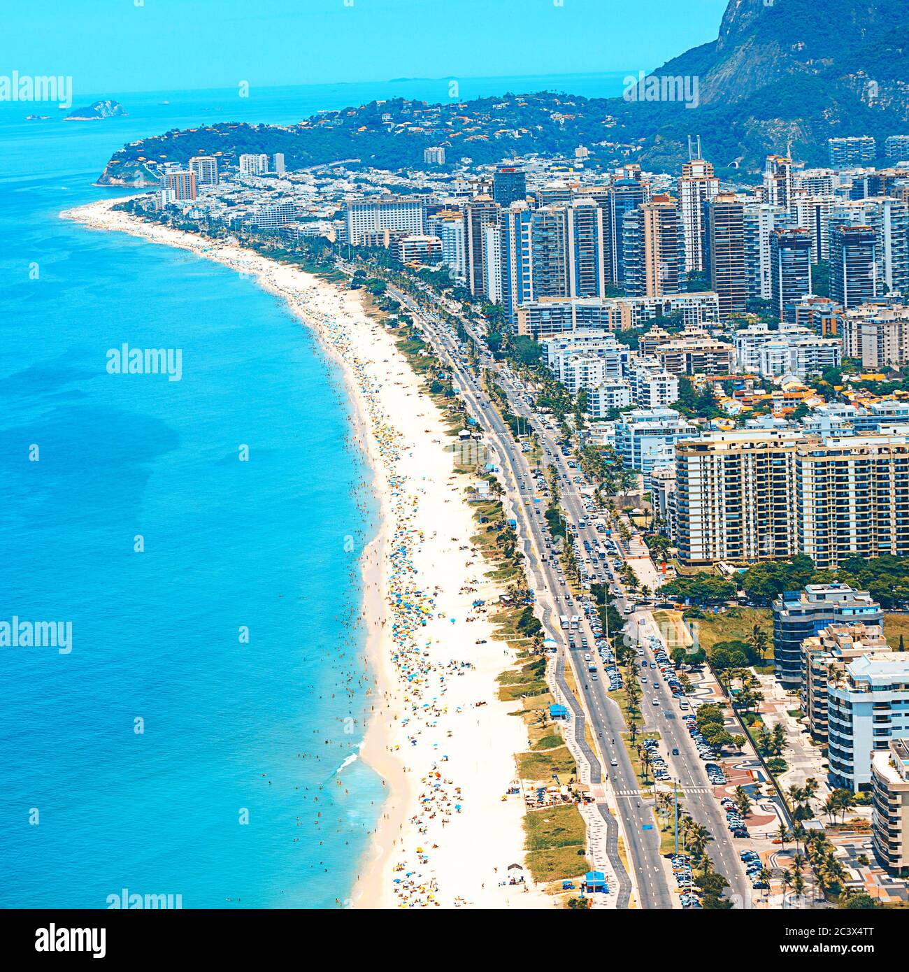 Le migliori spiagge di Rio con acque turchesi: La famosa spiaggia di Copacabana, la spiaggia di Ipanema, la spiaggia di barra da Tijuca a Rio de Janeiro, Brasile. Vista aerea di Rio de Janeiro dall'elicottero. Vista dall'alto, orizzontale Foto Stock