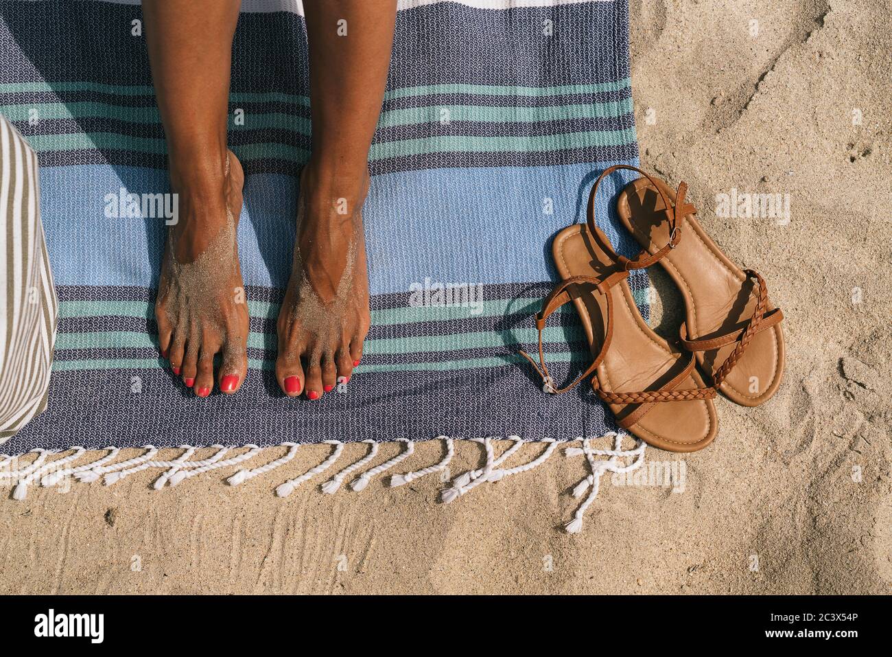 Piedi donna su telo da spiaggia Foto Stock