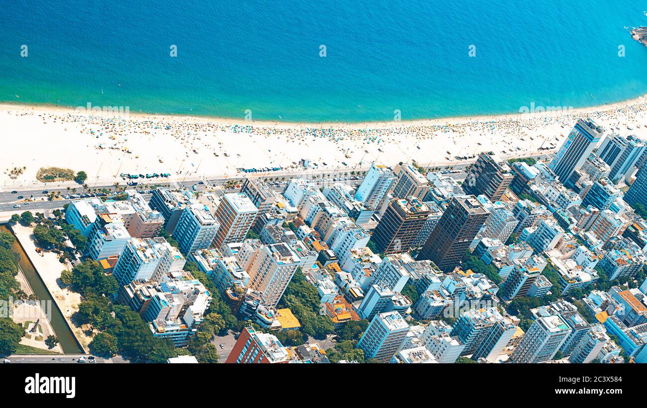 Le migliori spiagge di Rio con acque turchesi: La famosa spiaggia di Copacabana, la spiaggia di Ipanema, la spiaggia di barra da Tijuca a Rio de Janeiro, Brasile. Vista aerea di Rio de Janeiro dall'elicottero. Vista dall'alto, orizzontale Foto Stock