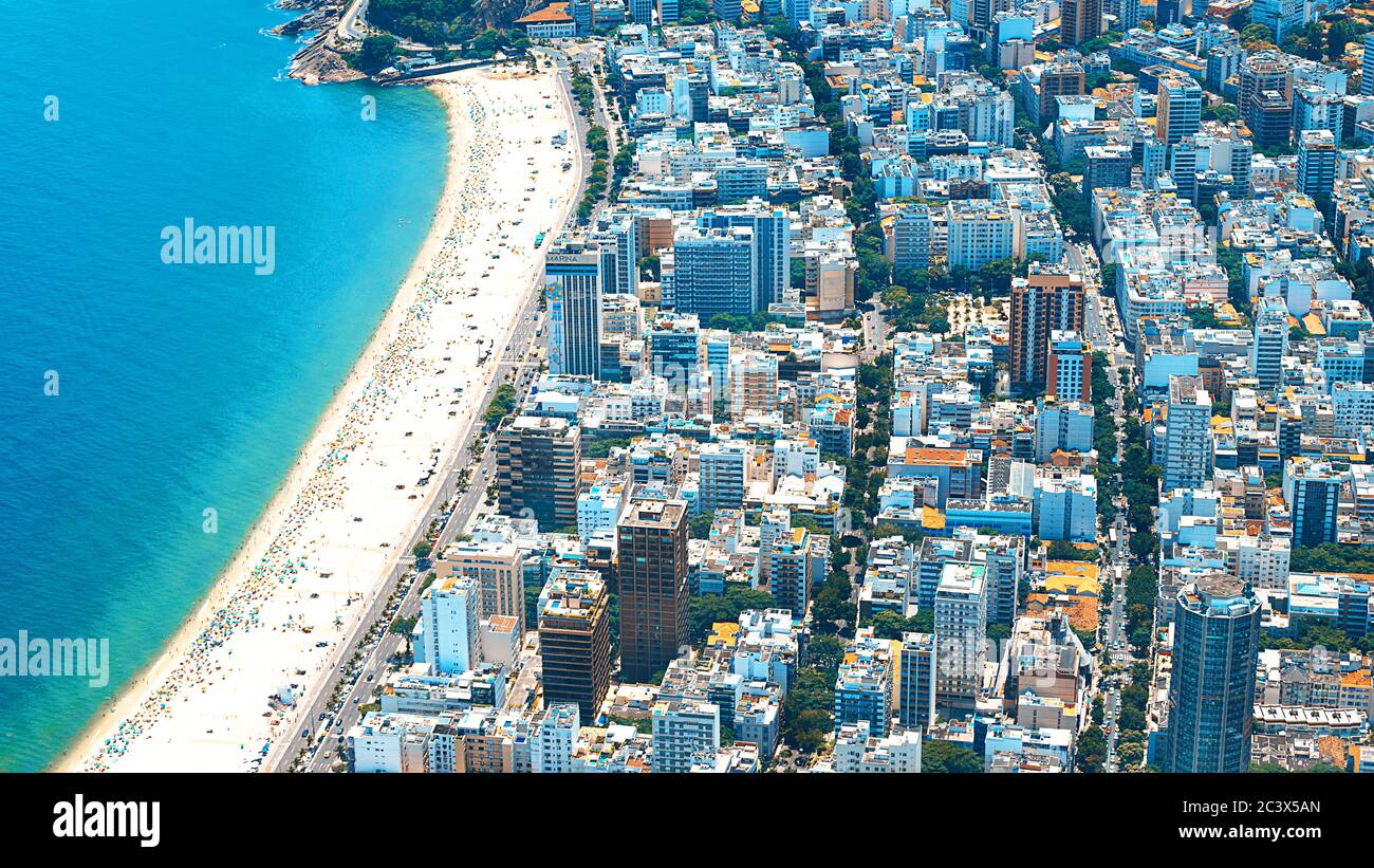 Le migliori spiagge di Rio con acque turchesi: La famosa spiaggia di Copacabana, la spiaggia di Ipanema, la spiaggia di barra da Tijuca a Rio de Janeiro, Brasile. Vista aerea di Rio de Janeiro dall'elicottero. Vista dall'alto, orizzontale Foto Stock