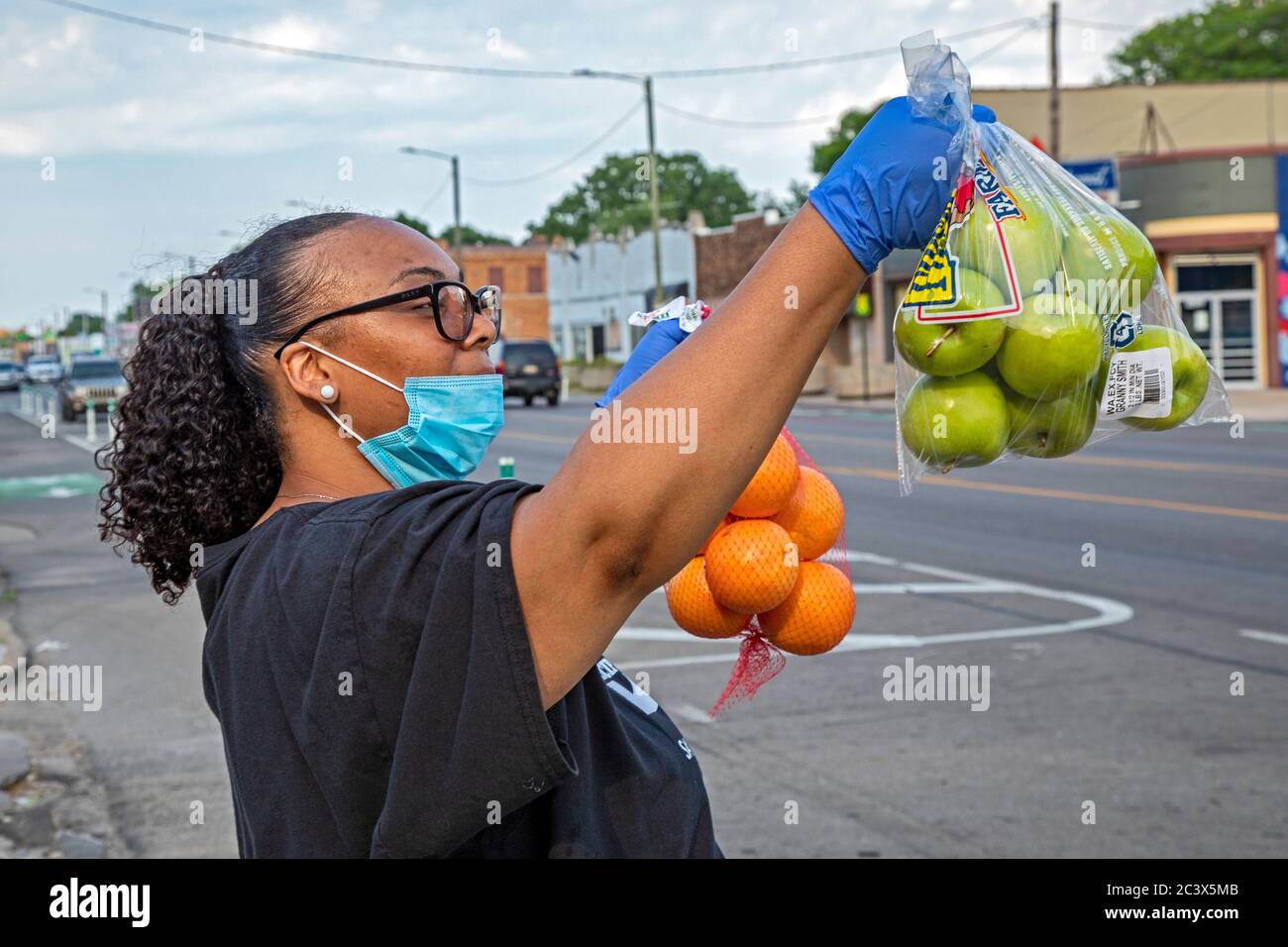 Detroit, Michigan - i membri di Saved by Grace Christian Ministries consegnano frutta e verdura gratuite di fronte alla loro chiesa durante il coronavirus Foto Stock