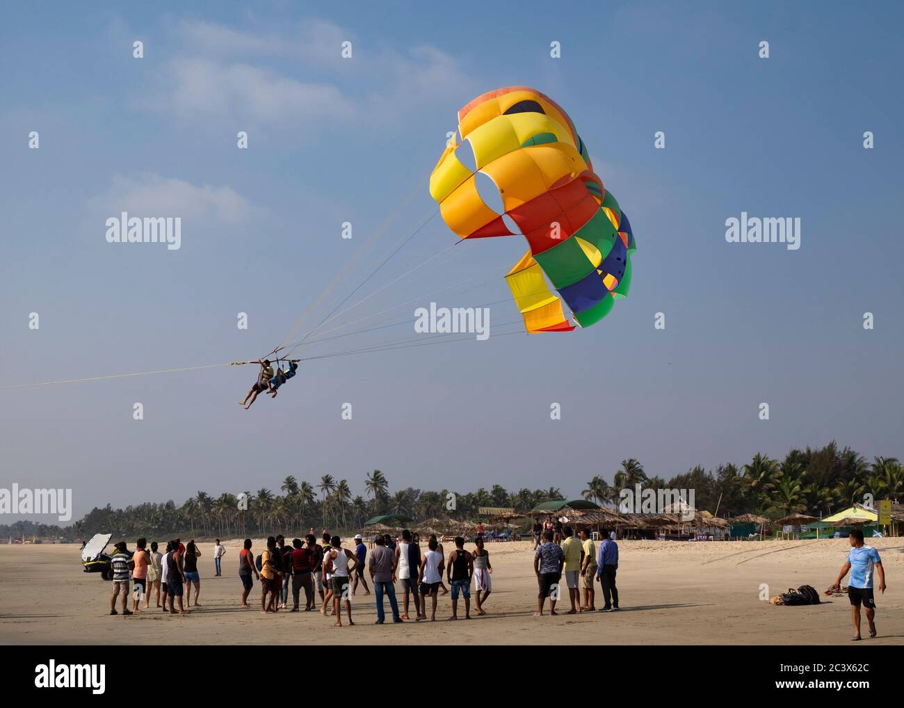 Turisti che amano il parasailing a Goa, India. Foto Stock