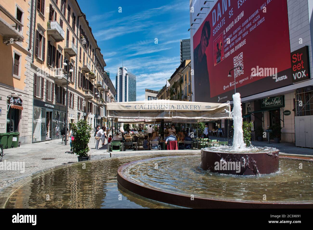 Milano, Italia 06.20.2020: Persone che camminano e pranzano in corso Como rispettando le esigenze di allontanamento sociale Foto Stock