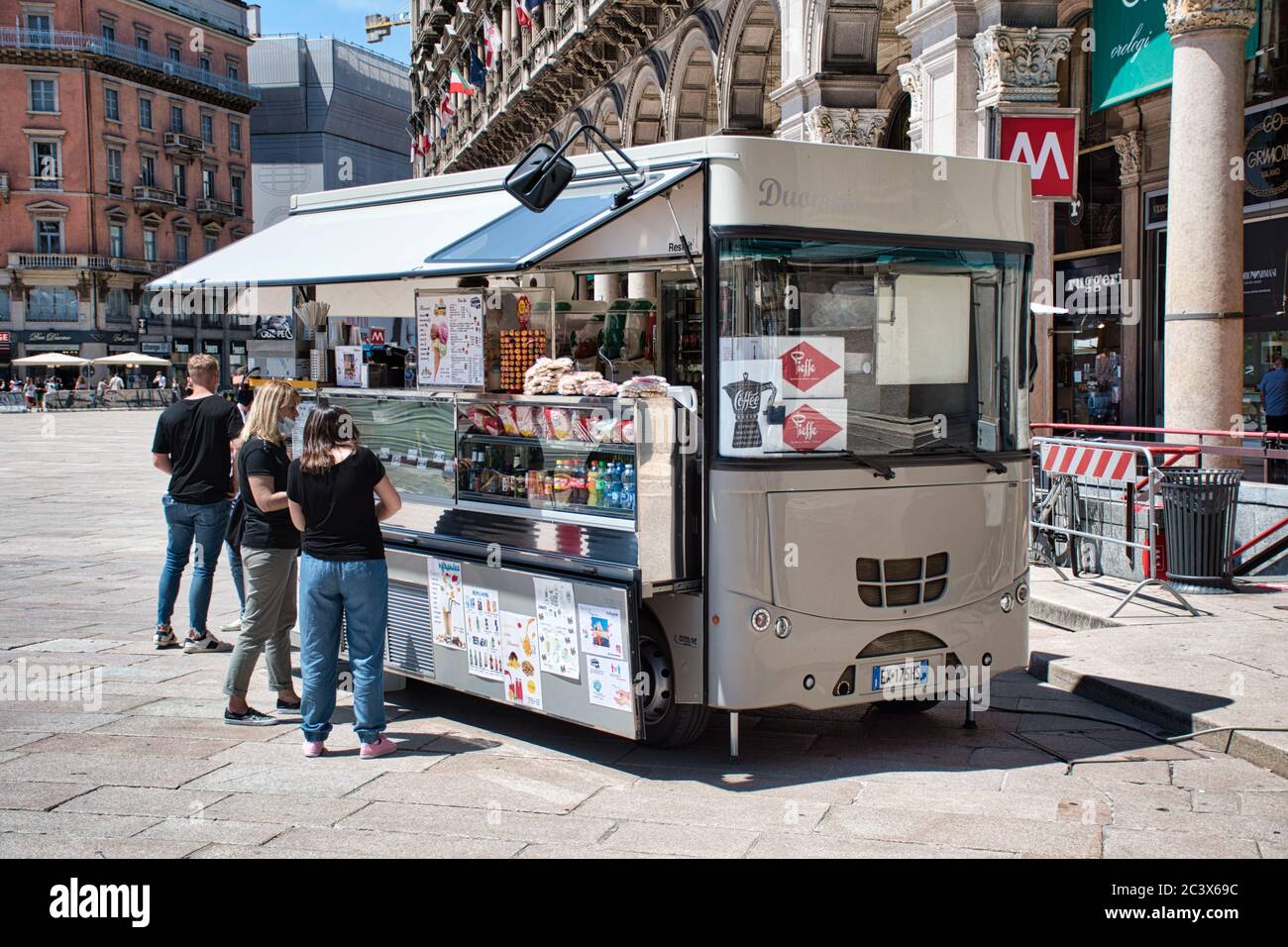 Milano, Italia 06.20.2020: Foodtruck in Piazza Duomo che vende cibo e bevande Foto Stock