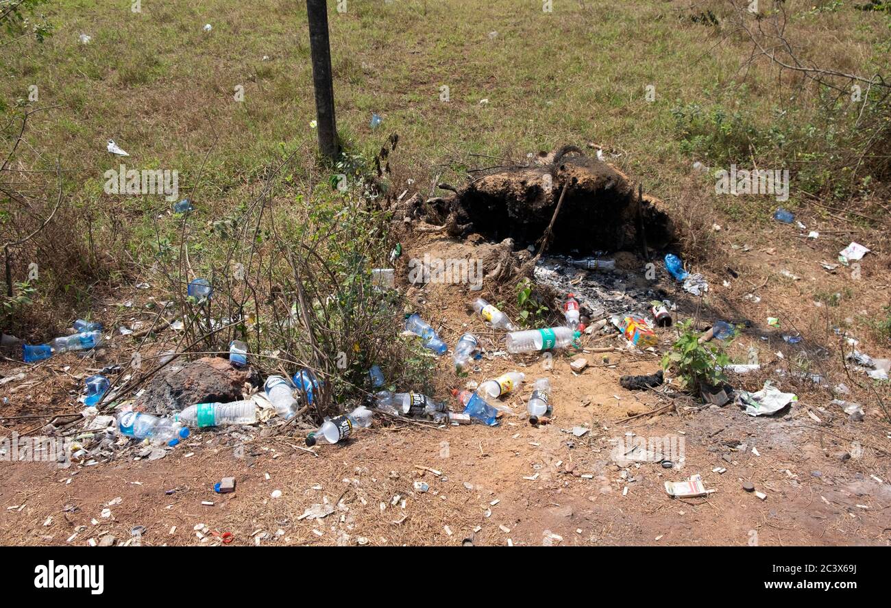 Luogo di combustione per spazzatura in dumping iin Goa, India. Foto Stock