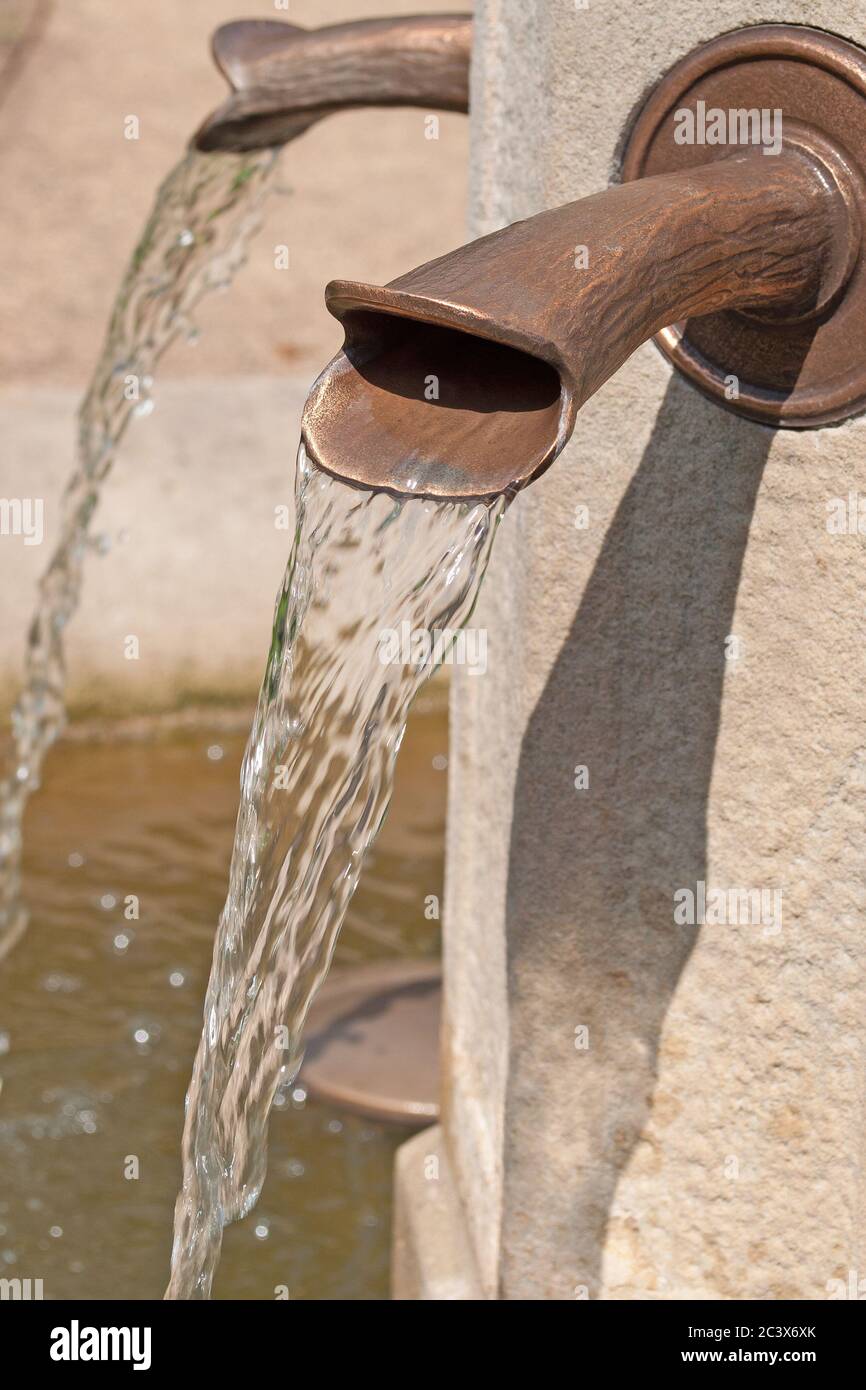 Acqua che scorre da un gargoyle Foto Stock