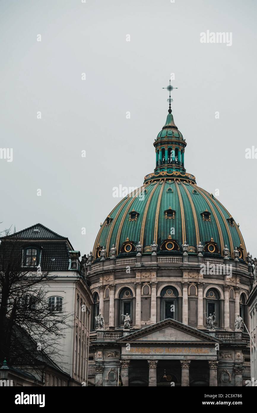 Copenhagen / Danimarca - Novembre 2019: La più grande cupola della chiesa in Scandinavia, vista ravvicinata. Moody verde cima della chiesa di marmo, anche noto come Frederiks Foto Stock