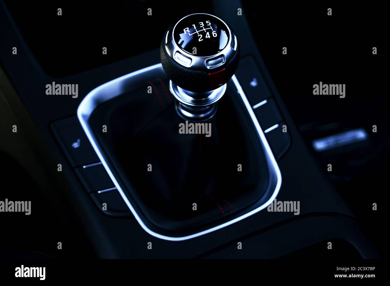 Immagine chiave bassa del cambio manuale delle levette di un veicolo di lusso. Foto Stock