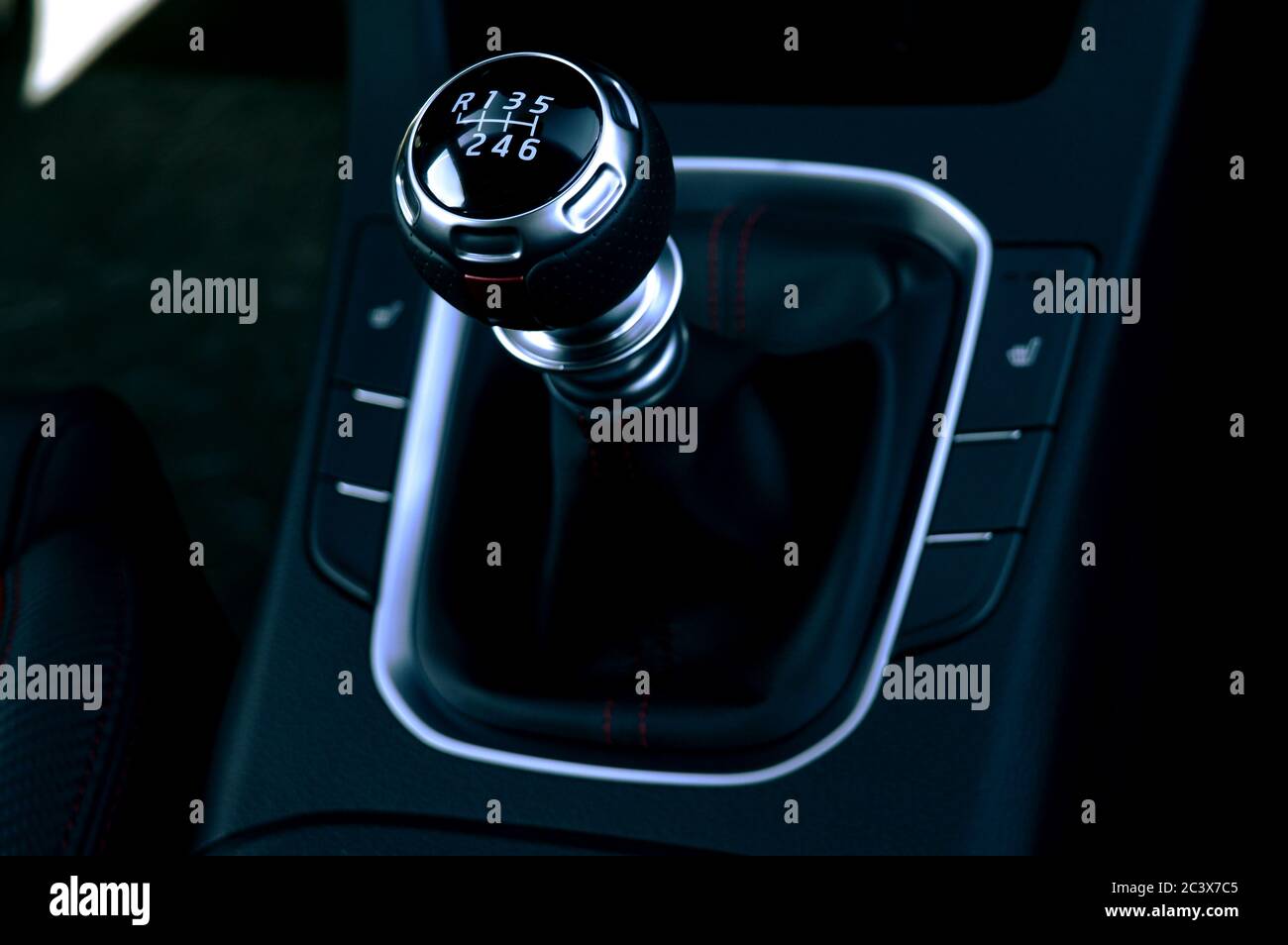 Immagine chiave bassa del cambio manuale delle levette di un veicolo di lusso. Foto Stock