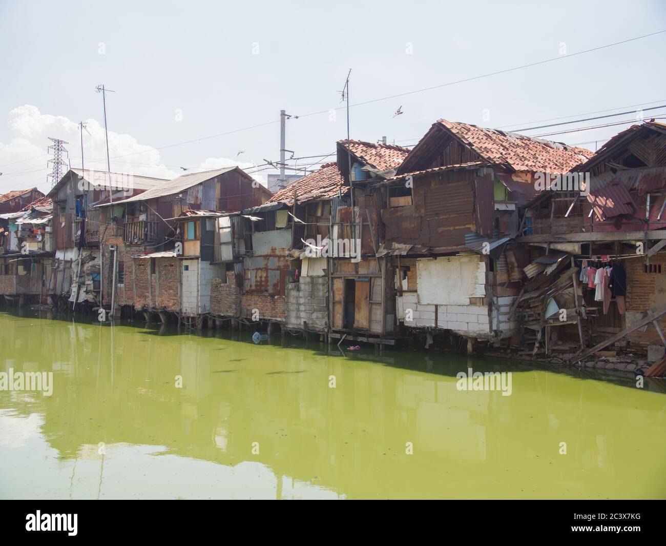 Le baraccopoli di Giacarta sono la capitale dell'Indonesia. Foto Stock