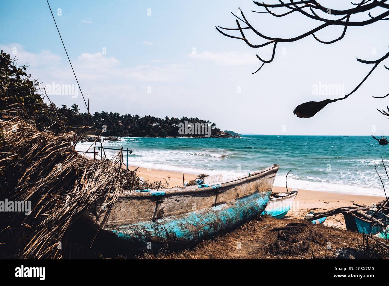 Abbandonata vecchia barca da pesca sulla spiaggia. Paesaggio desertato su un'isola isolata. Dimenticato e solitario vicino alla riva. Mare trascurato Foto Stock