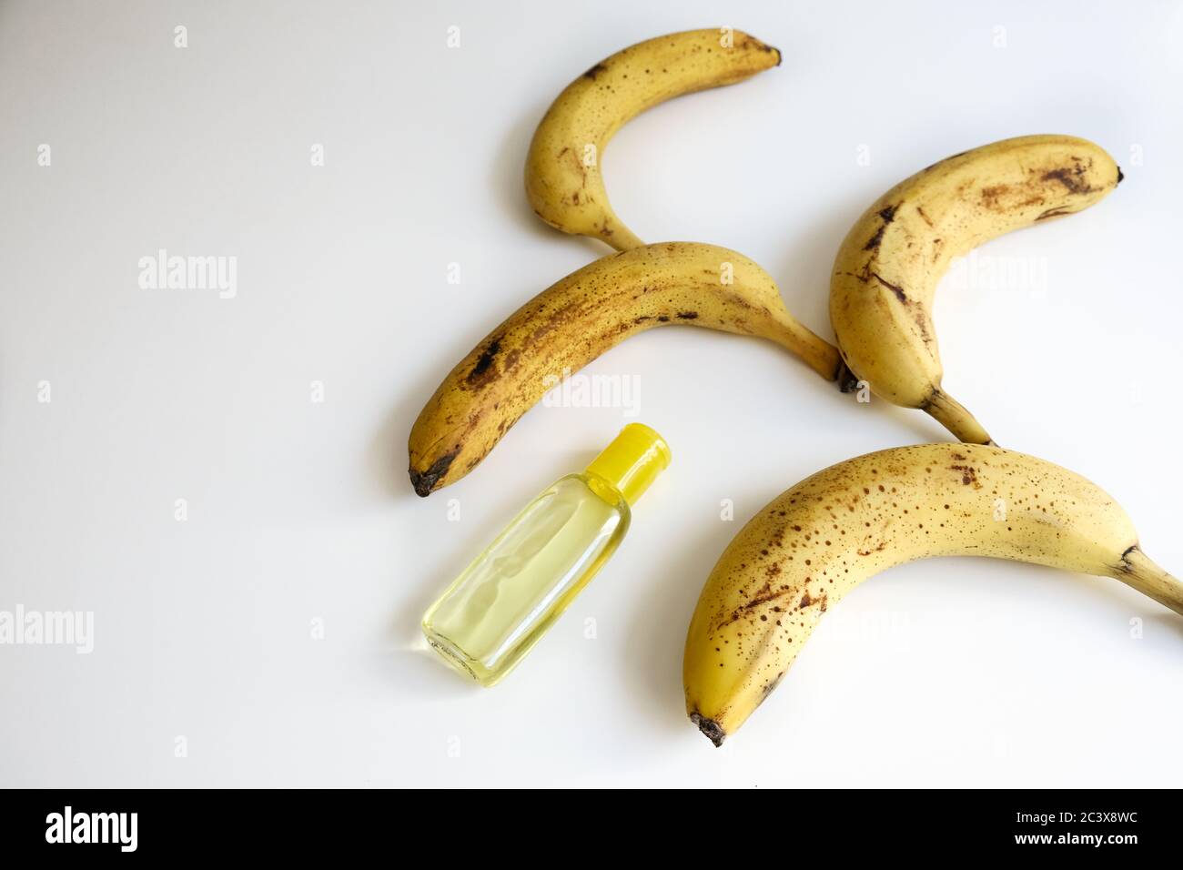Misure preventive sane durante l'autoisolamento sociale a casa. Mangiare frutta cruda per migliorare l'immunità e disinfettante giallo per le mani per la cura personale Foto Stock