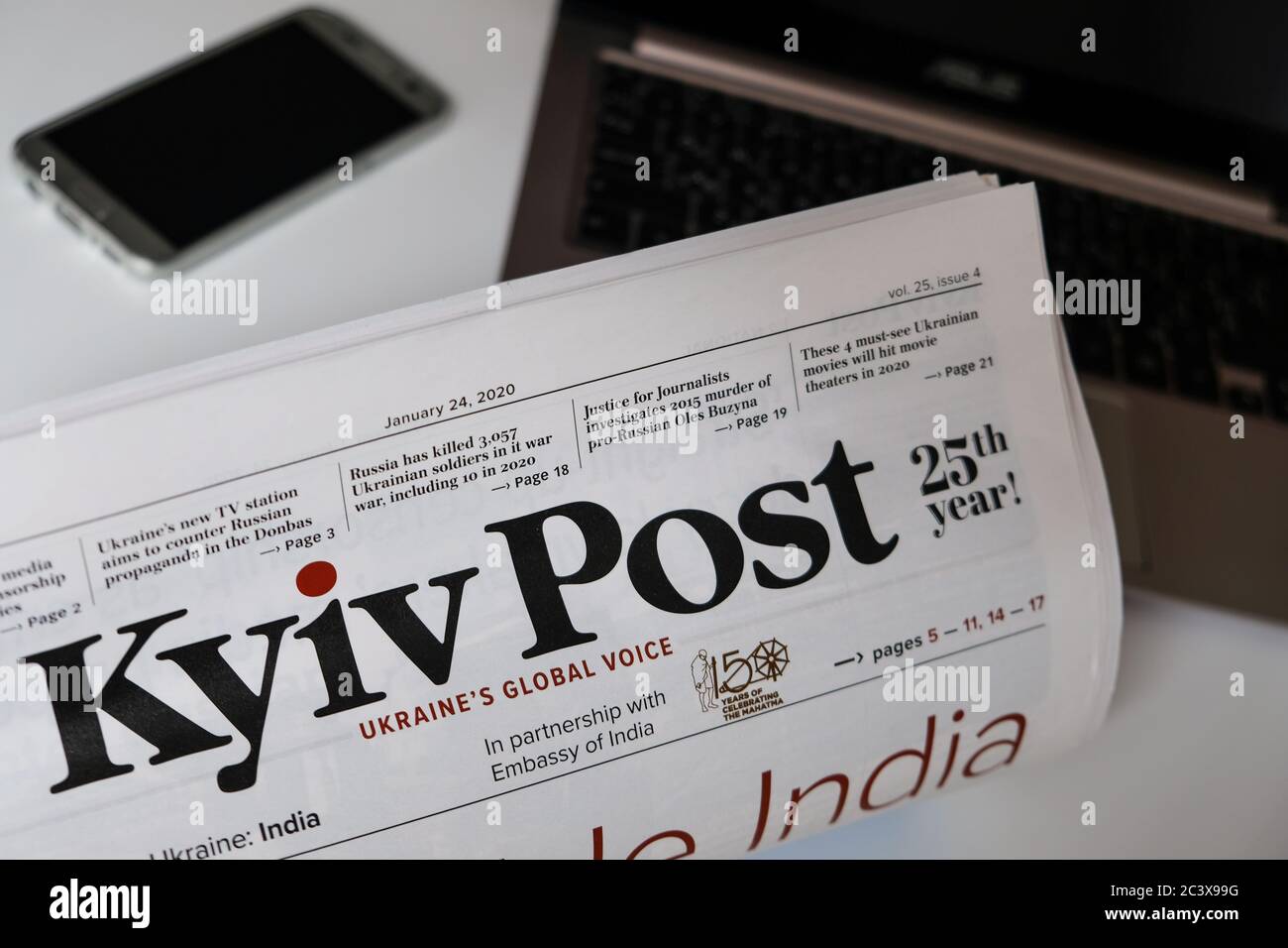 Lviv / Ucraina - Marzo 2020: Leggere la prima pagina del giornale ucraino Kiev Post a casa. Studiare contenuti didattici stampati, lavorare da casa Foto Stock
