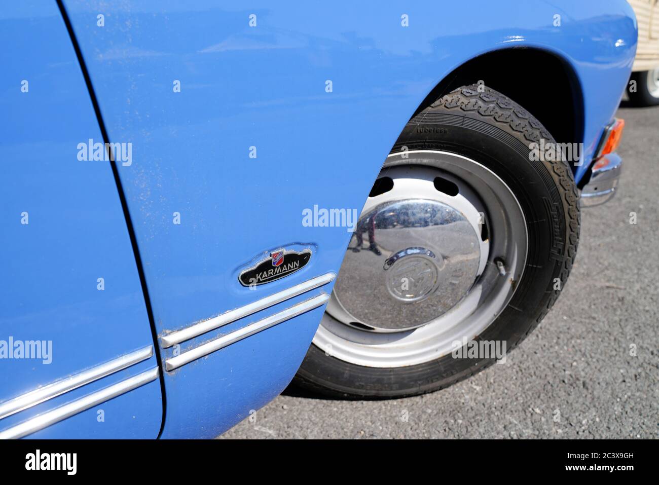 Bordeaux , Aquitaine / France - 06 14 2020 : vw Typ 14 Karmann Ghia auto d'epoca blu retro volkswagen Oldtimer Foto Stock