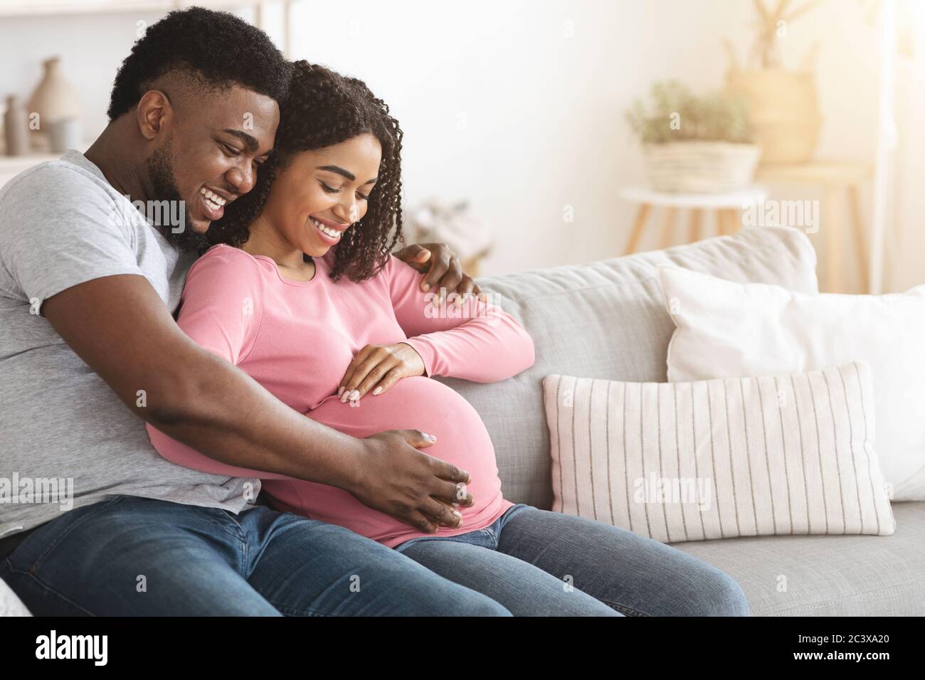 Felice coppia sposata nera in attesa del bambino Foto Stock