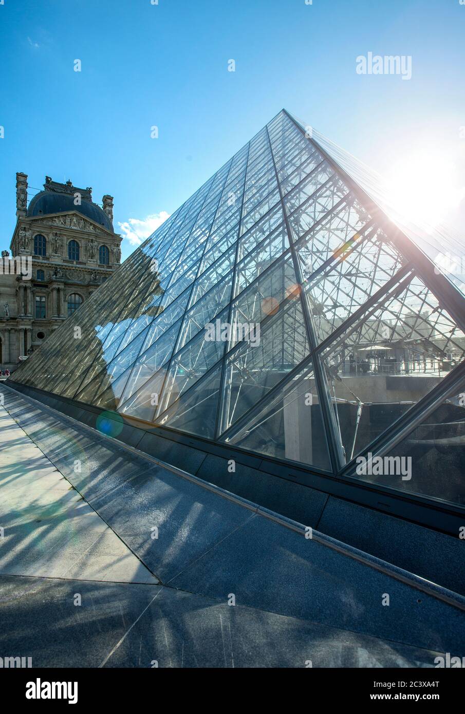 La piramide di vetro, il museo del Louvre di Parigi, Francia Foto Stock
