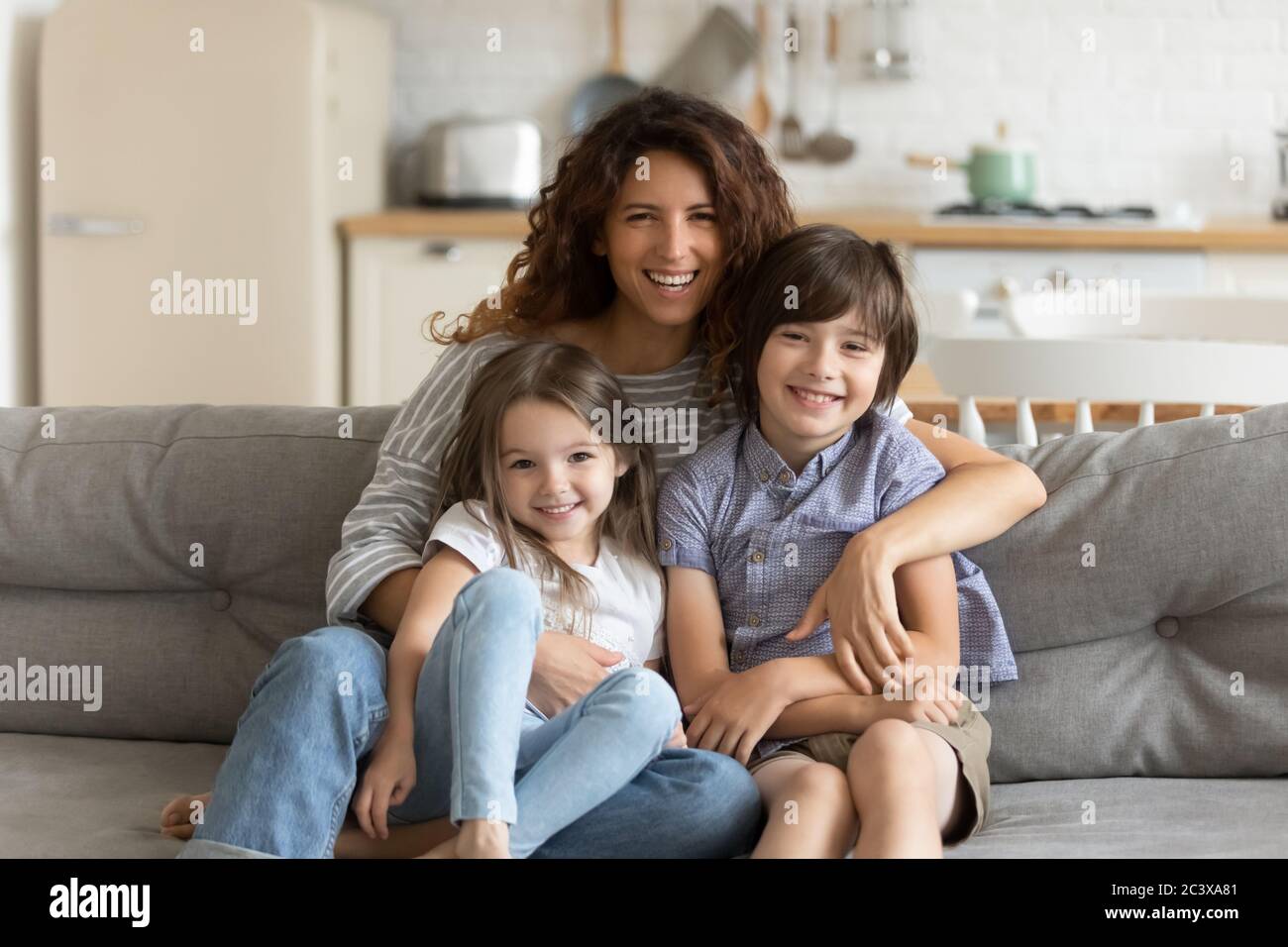 Primo piano ritratto di felice giovane madre con bambini. Foto Stock