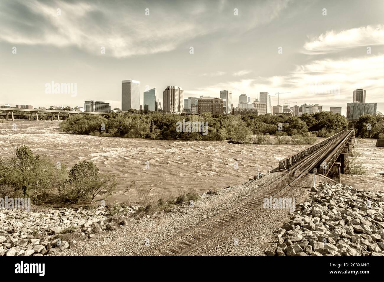 Vista mattutina di Richmond, dello skyline della Virginia e del ponte ferroviario dall'altra parte del fiume James. Foto Stock