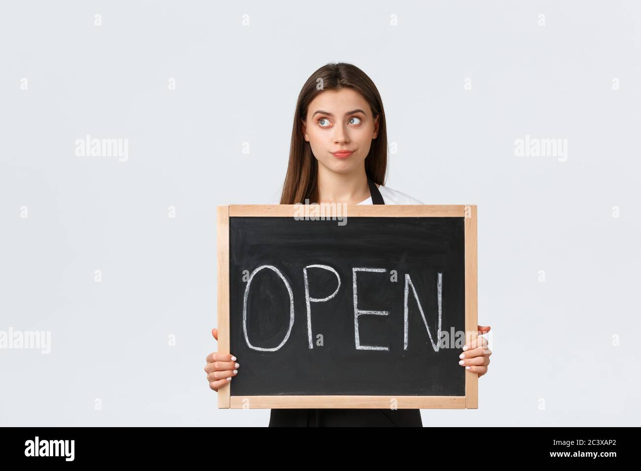 Dipendenti di negozi di alimentari, piccole aziende e caffè concetto. Scettica e riluttante piuttosto barista femminile, lavoratore di caffè guardando via fastidioso come Foto Stock