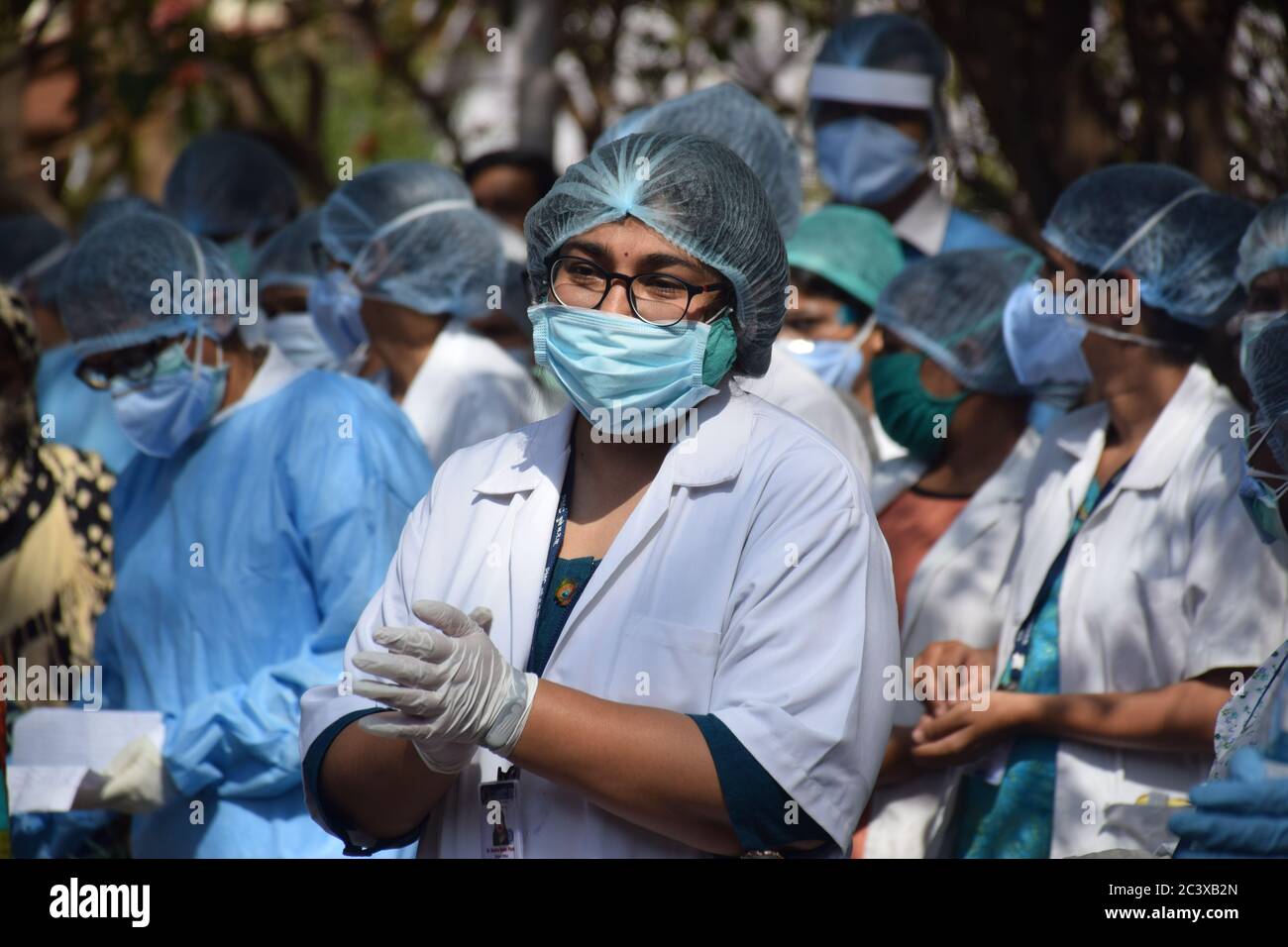 10 maggio 2020 - Pune, India: Il personale medico saluta i pazienti che sono stati dimessi dopo essere stati sottoposti a trattamento di Coronavirus pandemico dal NICMAR Foto Stock