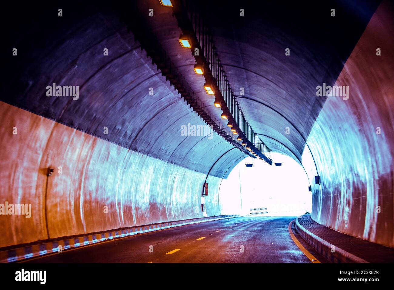 Luce rilassante alla fine del tunnel Foto Stock