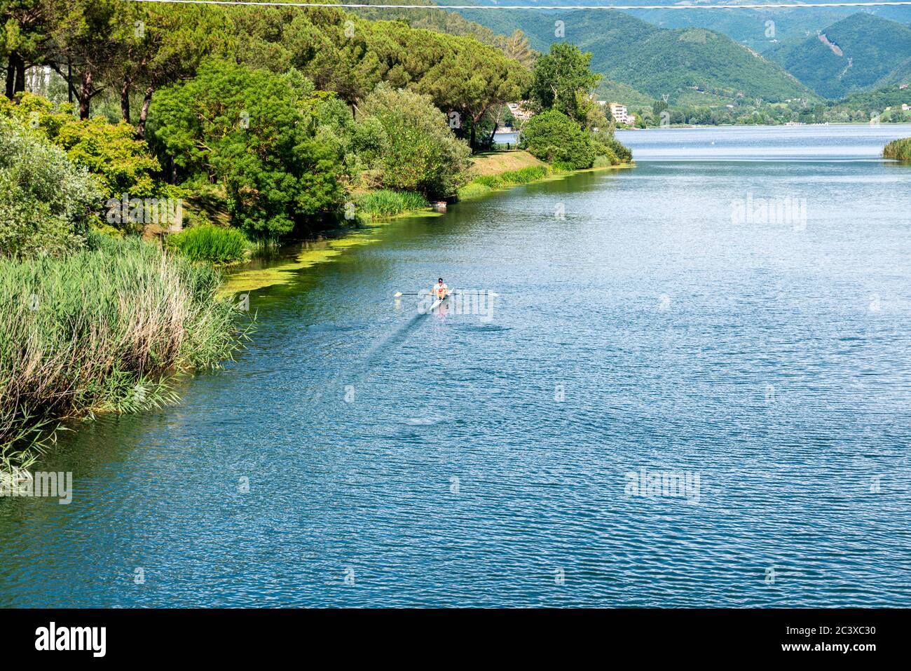 piediluco, italia 22 2020 giugno: fiume velino che si apre sul lago piediluco con giubbotti a remi Foto Stock