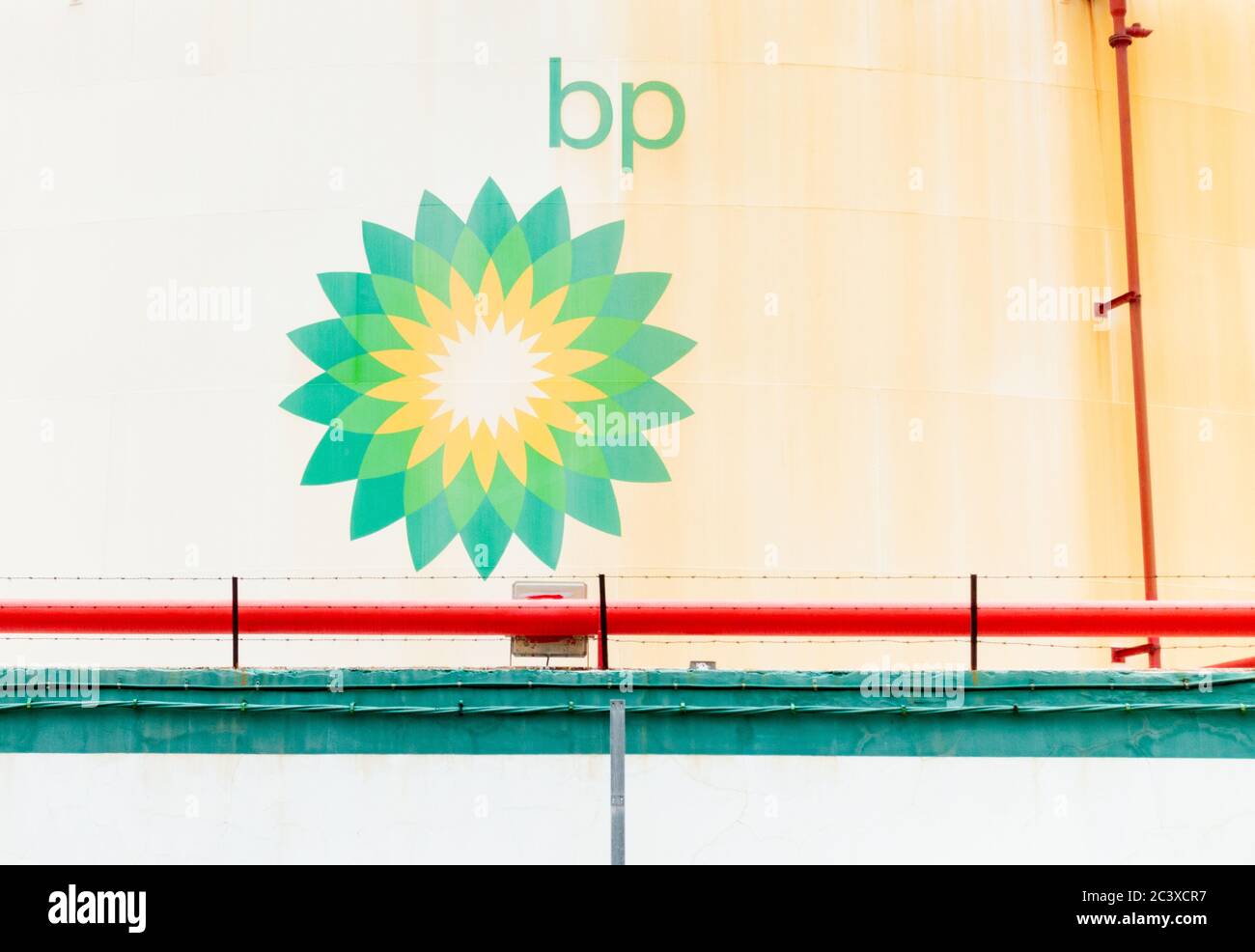 Serbatoi di stoccaggio carburante BP in raffineria Foto Stock