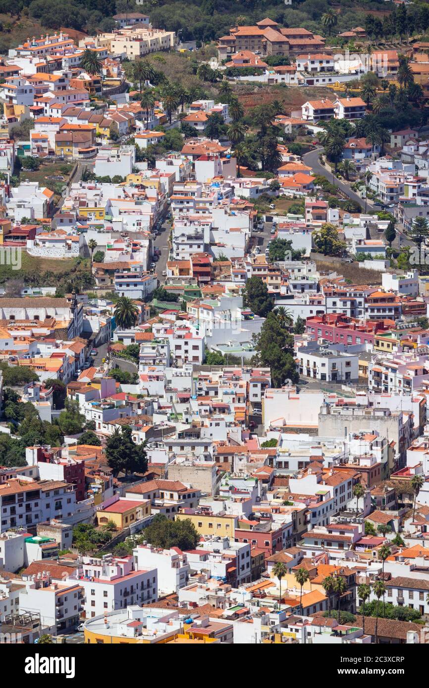 Vista sul villaggio di Teror sulla Gran Canaria dal sentiero di montagna. Gran Canaria, Isole Canarie, Spagna Foto Stock