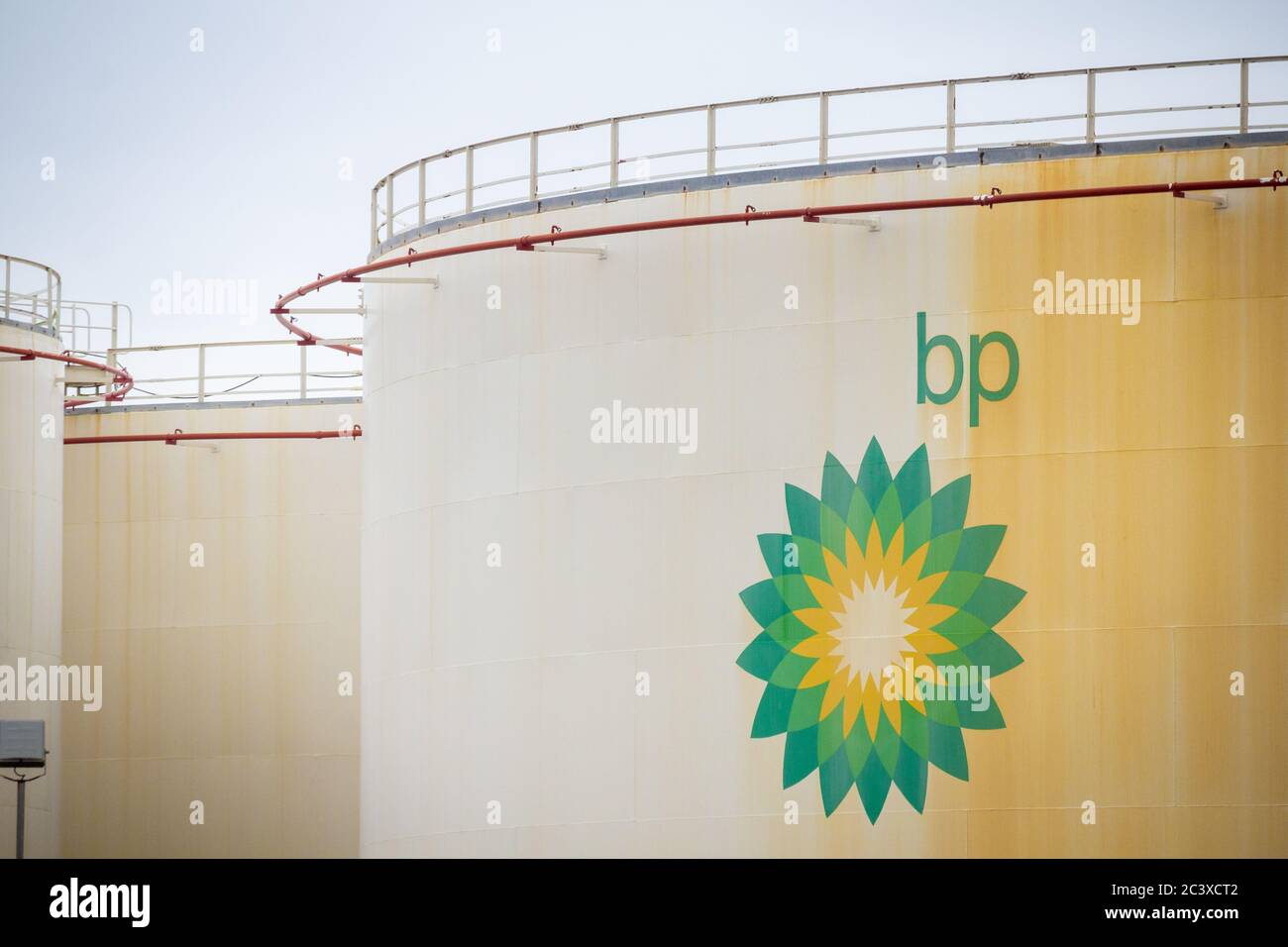 Serbatoi di stoccaggio carburante BP in raffineria Foto Stock