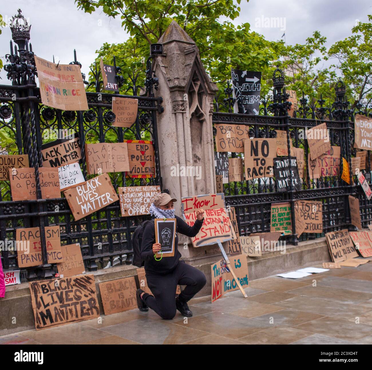 Londra Regno Unito 13 giugno 2020. Sostenitori del BLM che tengono cartelli a Whitehall per protestare per la morte di George Floyd. Credito: Ian Humphreys Foto Stock