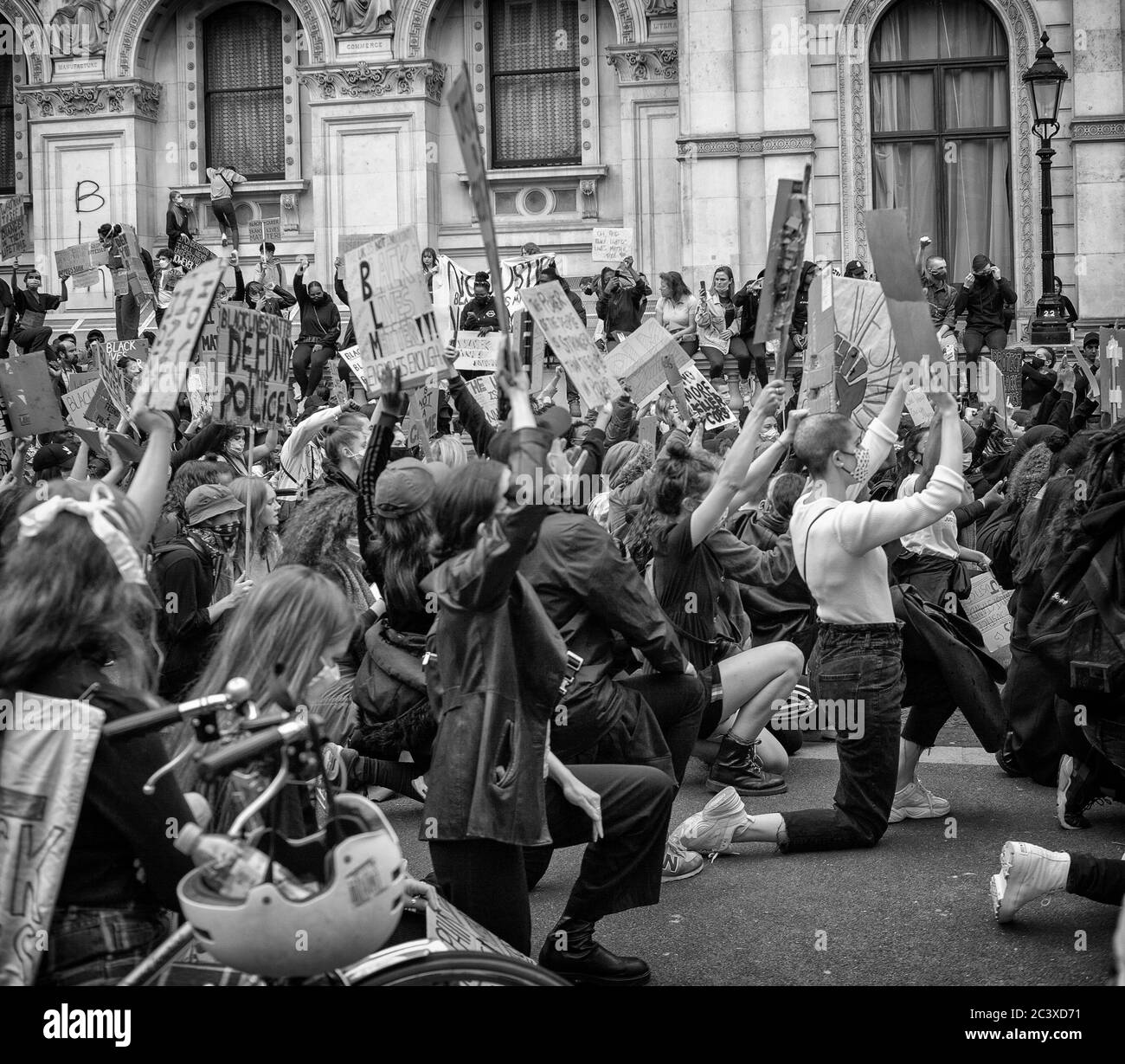Londra, Regno Unito 13 giugno 2020. I manifestanti Black Lives Matter si mettono in ginocchio per protestare per la morte di George Floyd Foto Stock