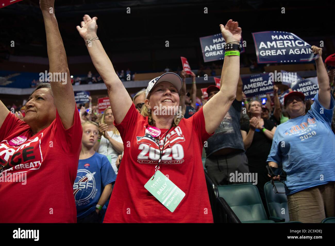 Tulsa, Oklahoma, Stati Uniti. 20 Giugno 2020. I sostenitori di Trump senza maschere si acclamano durante i rally i sostenitori hanno atteso giorni per avere la possibilità di sentire parlare il presidente Trump. Credit: Tyler Tomasello/ZUMA Wire/Alamy Live News Foto Stock