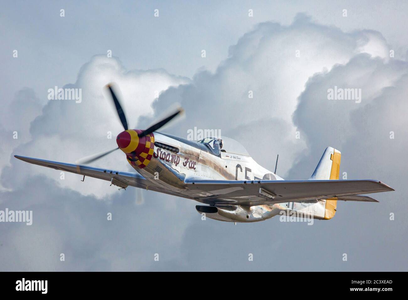 Un aereo da combattimento della seconda guerra mondiale P-51 Mustang vola attraverso le nubi della tempesta. Foto Stock