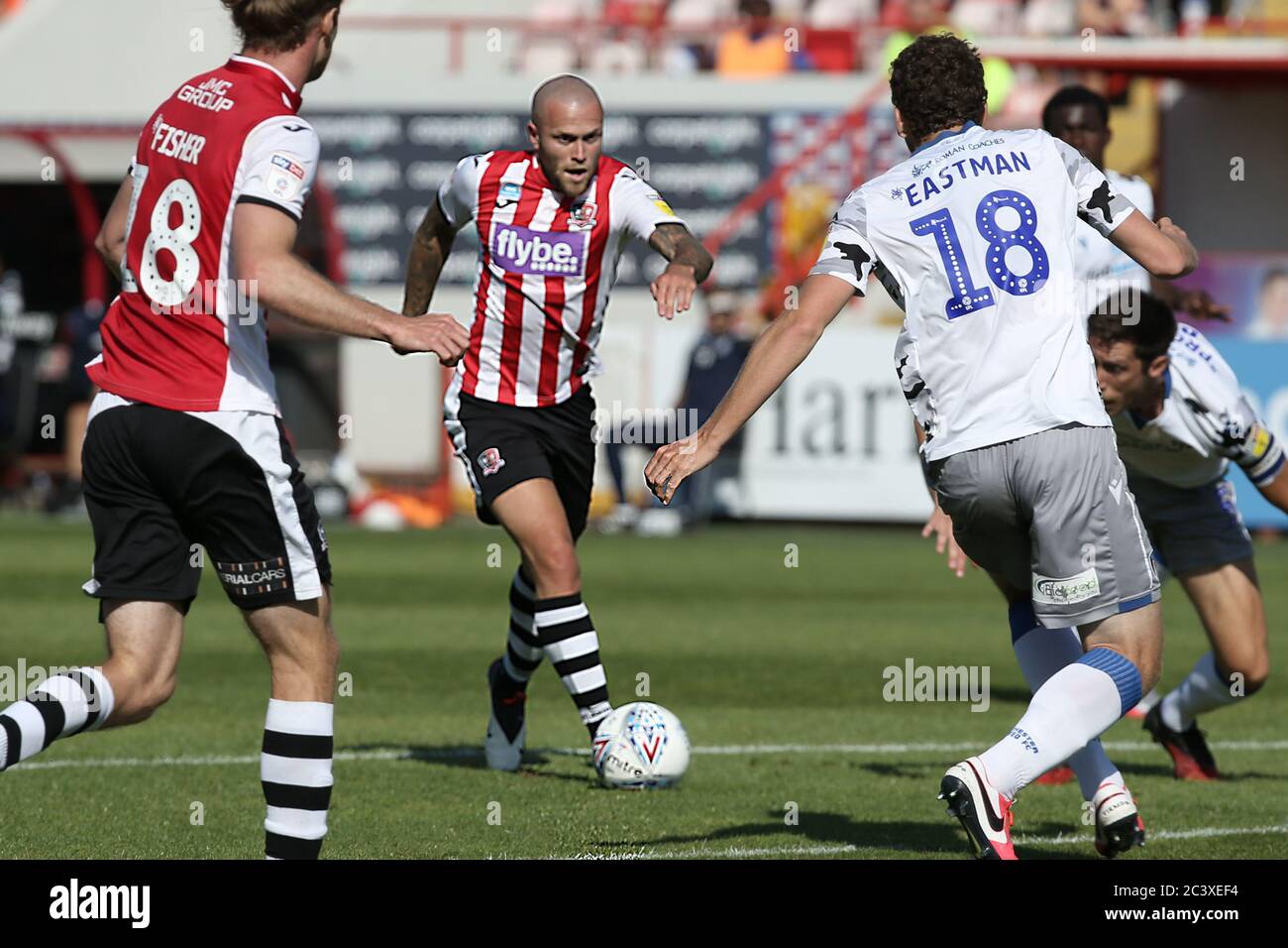 Exeter, Regno Unito. 22 Giugno 2020. La Nicky Law of Exeter City si svolge a Tom Eastman of Colchester United durante la partita semifinale tra Exeter City e Colchester United a St James' Park, Exeter, Inghilterra, il 22 giugno 2020. Foto di Dave Peters. Solo per uso editoriale, licenza richiesta per uso commerciale. Nessun utilizzo nelle scommesse, nei giochi o nelle pubblicazioni di un singolo club/campionato/giocatore. Credit: UK Sports Pics Ltd/Alamy Live News Foto Stock