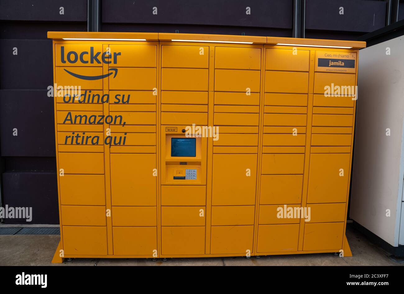 Immagine di un Amazon Locker. Caratterizzato dal colore luminoso facilmente  reperibile e dal logo aziendale Foto stock - Alamy