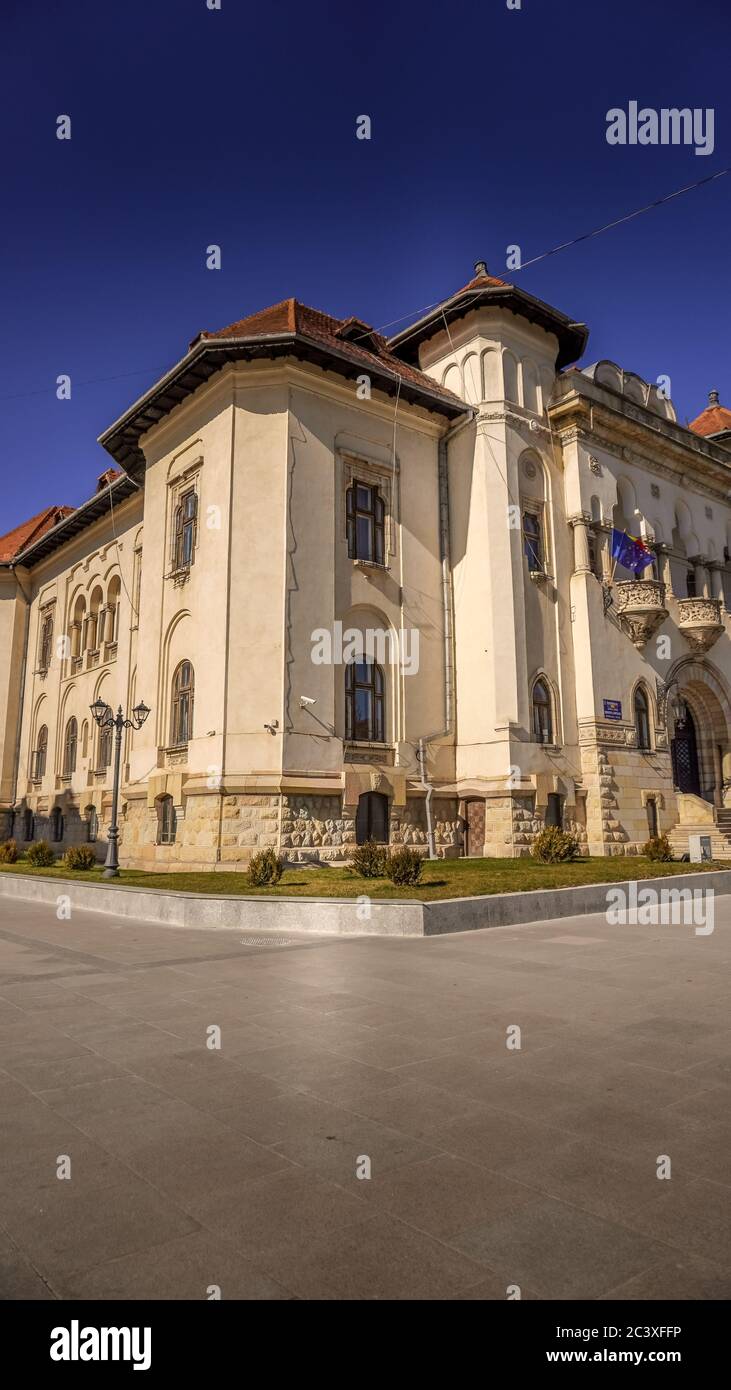 Municipio o municipio in Campulung Muscel, Contea di Arges, Romania. Splendido edificio architettonico situato nel centro della città Foto Stock