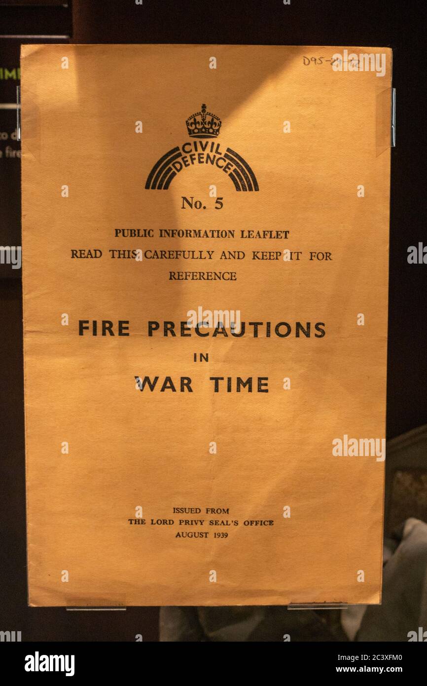 Opuscolo informativo pubblico "Precauzioni antincendio in tempo di guerra" in esposizione a Bletchley Park, Bletchley, Buckinghamshire, Regno Unito. Foto Stock