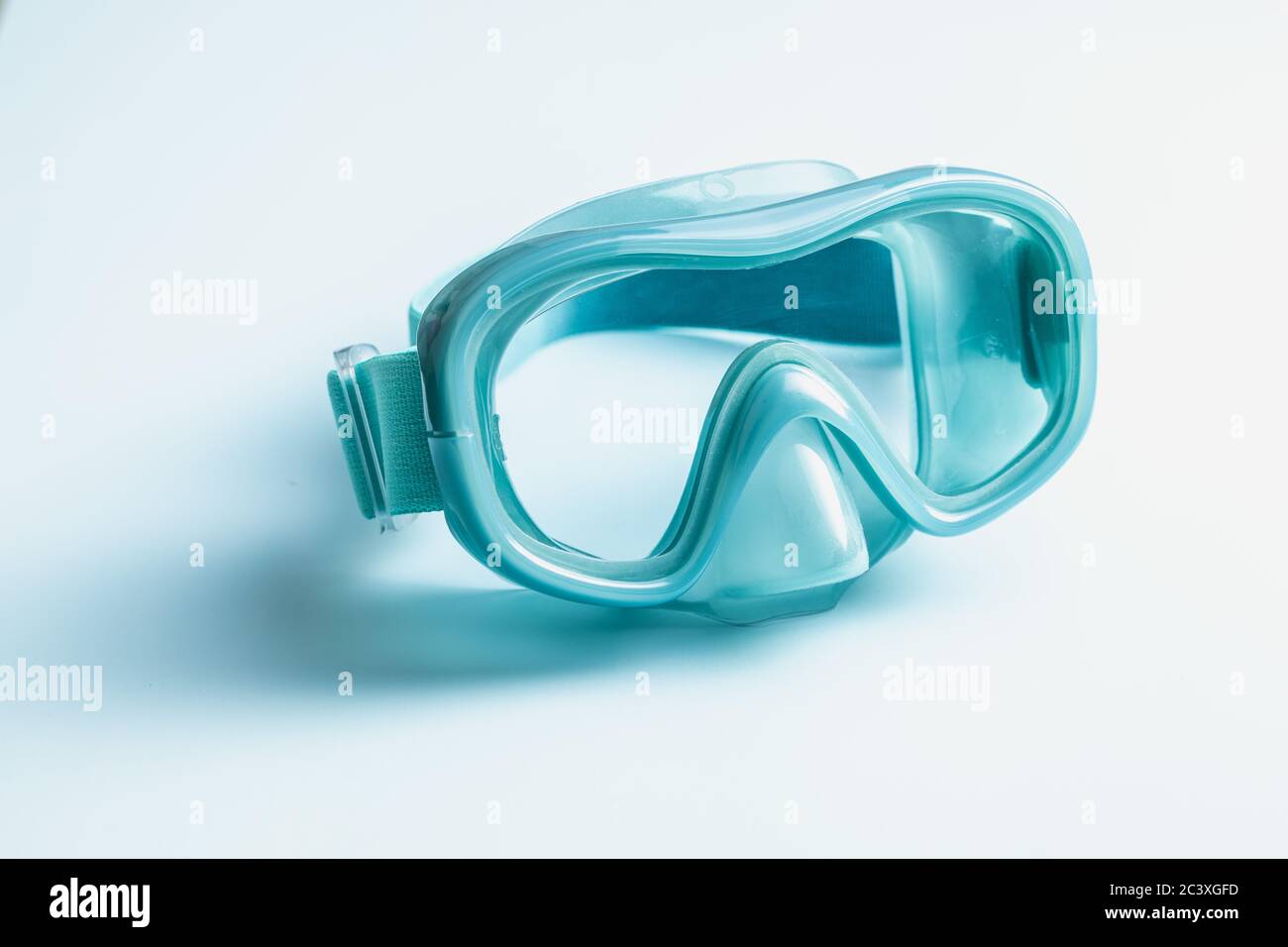 Maschera subacquea blu su sfondo blu. Foto Stock